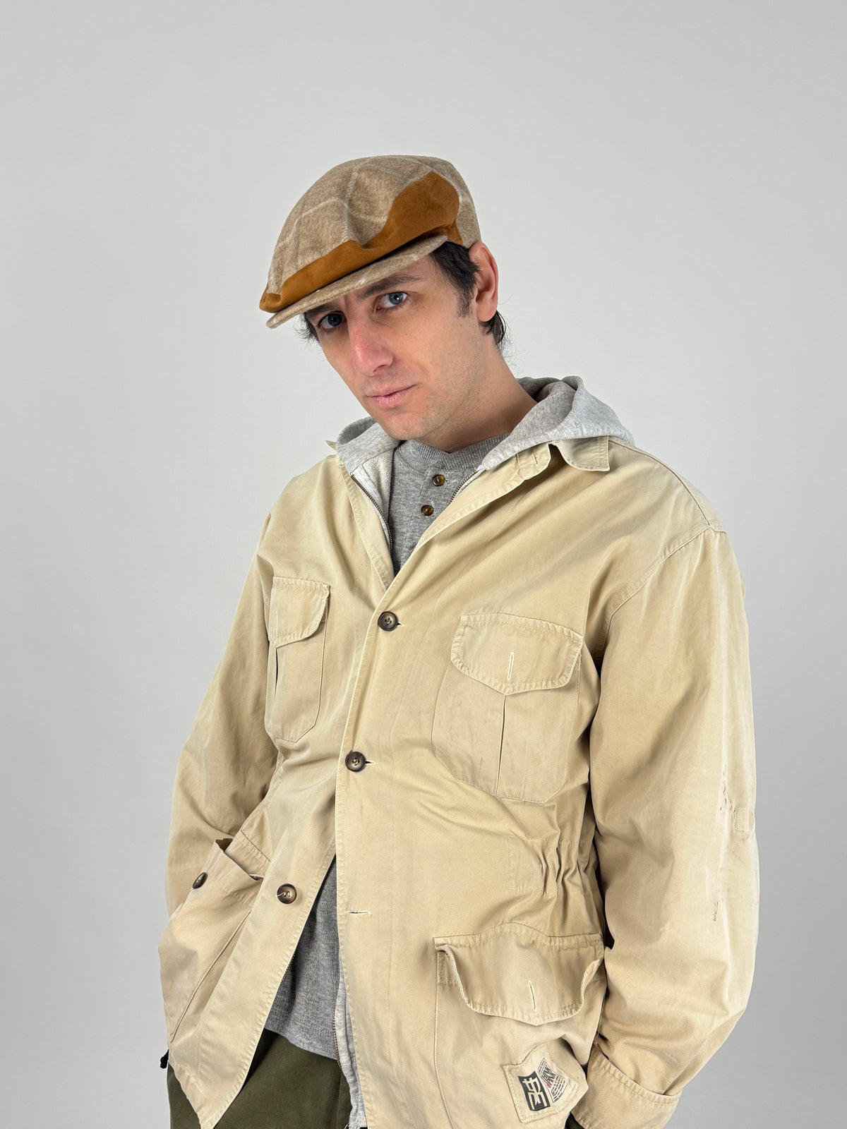 Coppola in lana a quadri beige indossata, vista posteriore