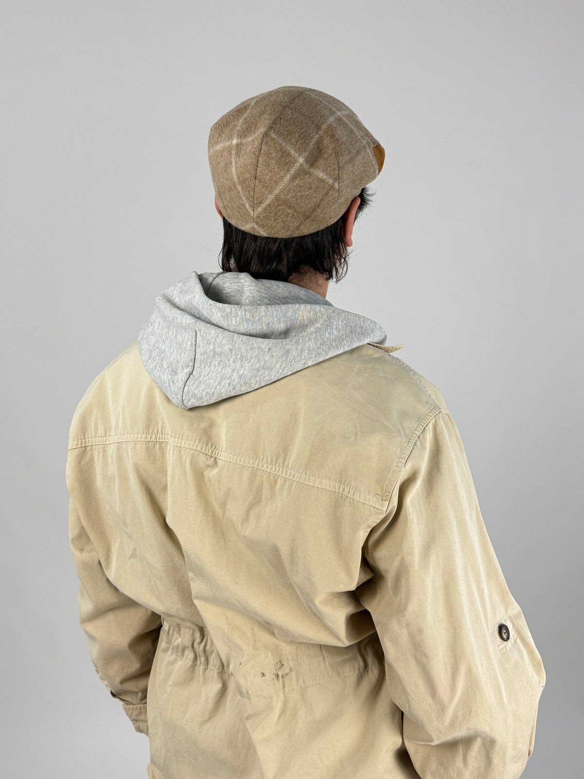 Coppola vintage beige indossata, vista frontale