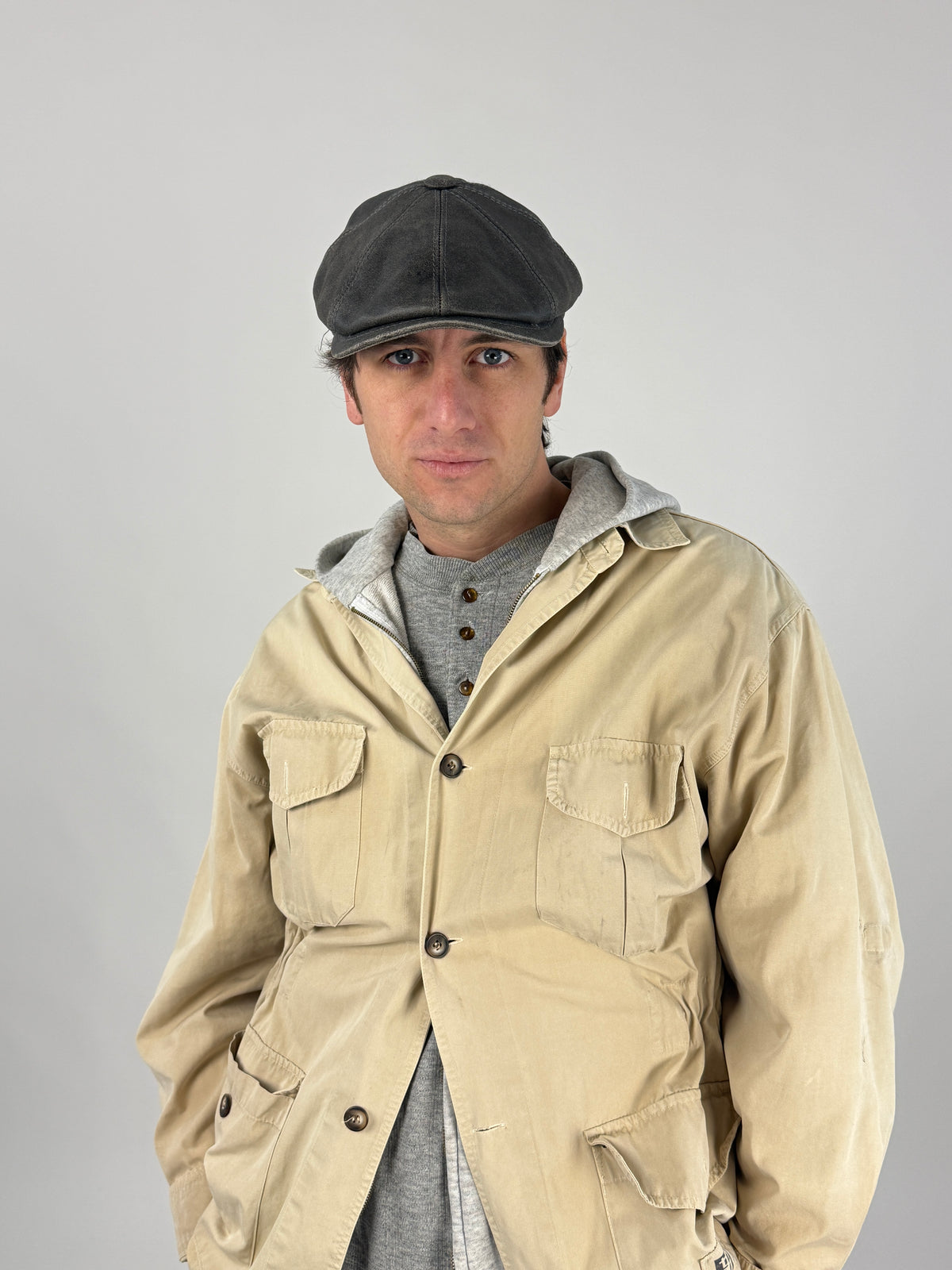 Coppola newsboy indossata con visiera corta, vista di tre quarti