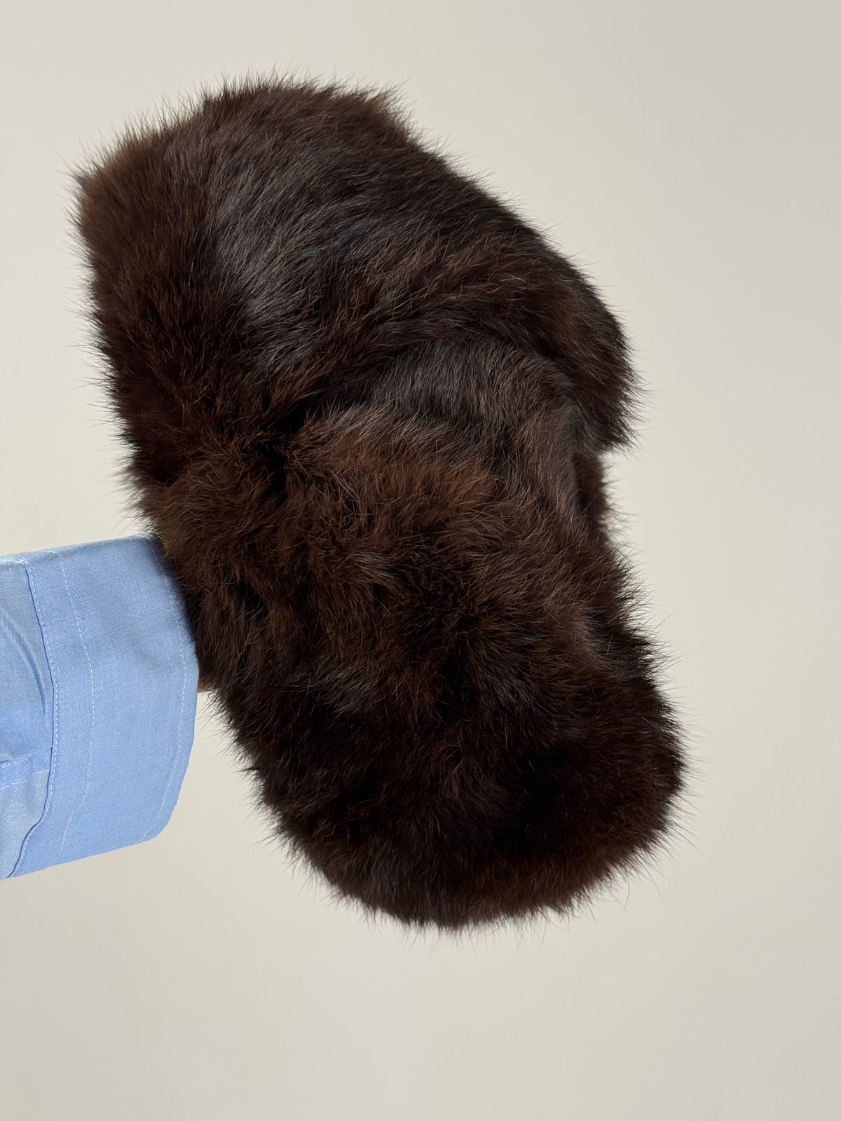 Dettaglio della superficie a pelo del cappello ushanka marrone