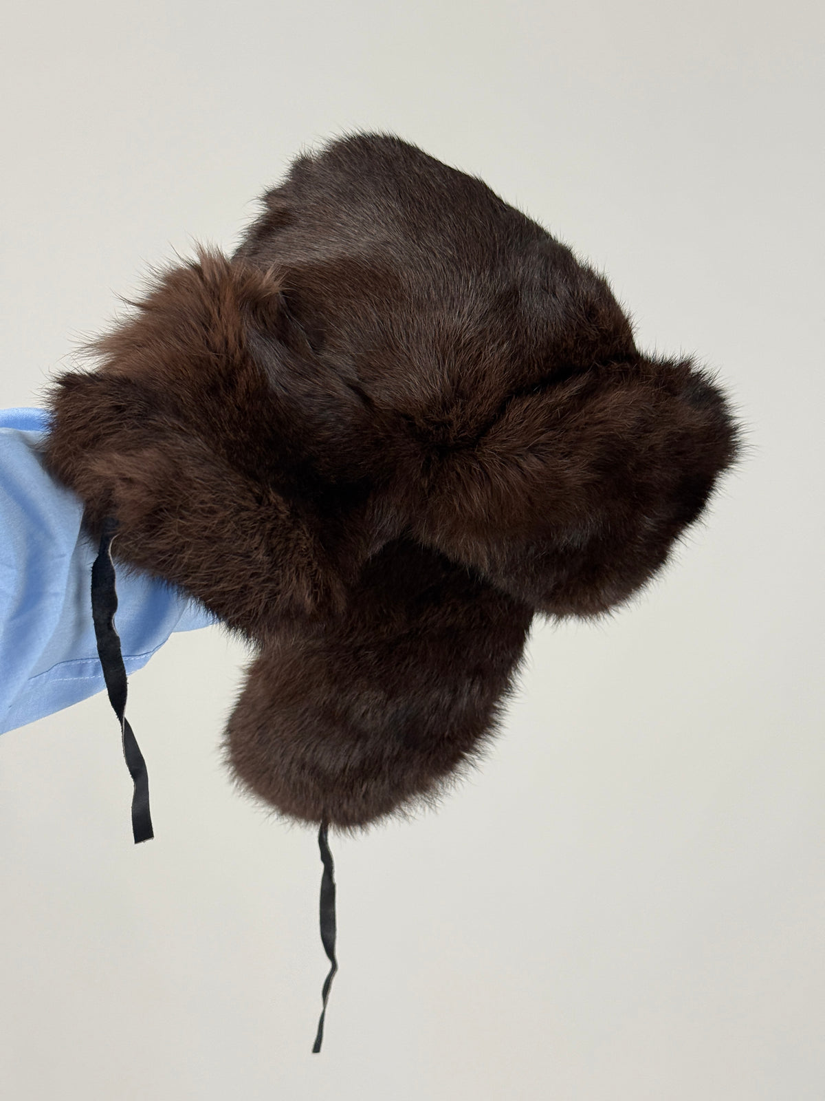 Ushanka vintage con paraorecchie abbassati e nastri di allacciatura