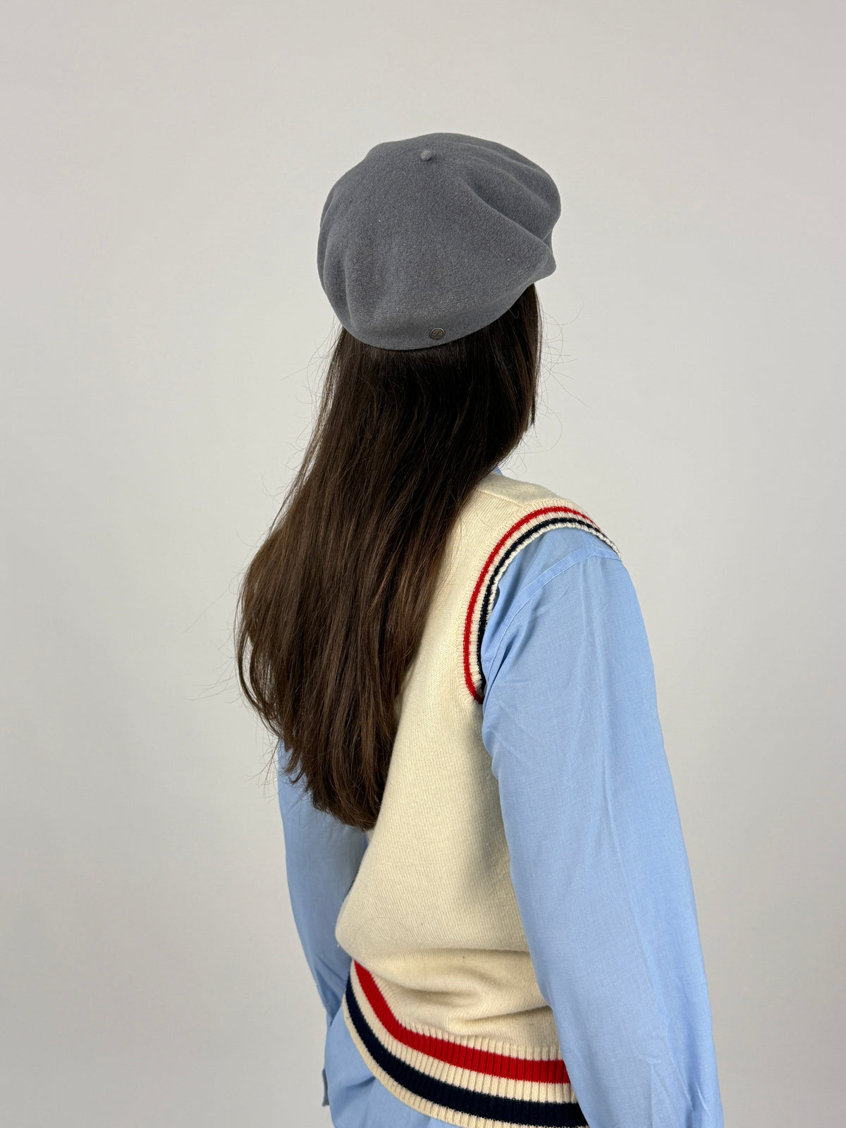 Basco vintage grigio indossato, vista frontale