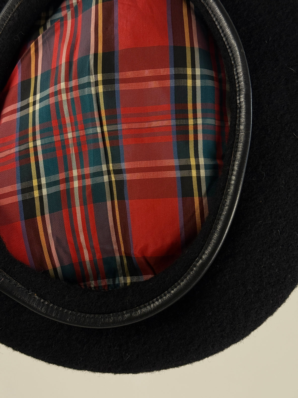 Dettaglio della fodera a quadri tartan e del bordo nero
