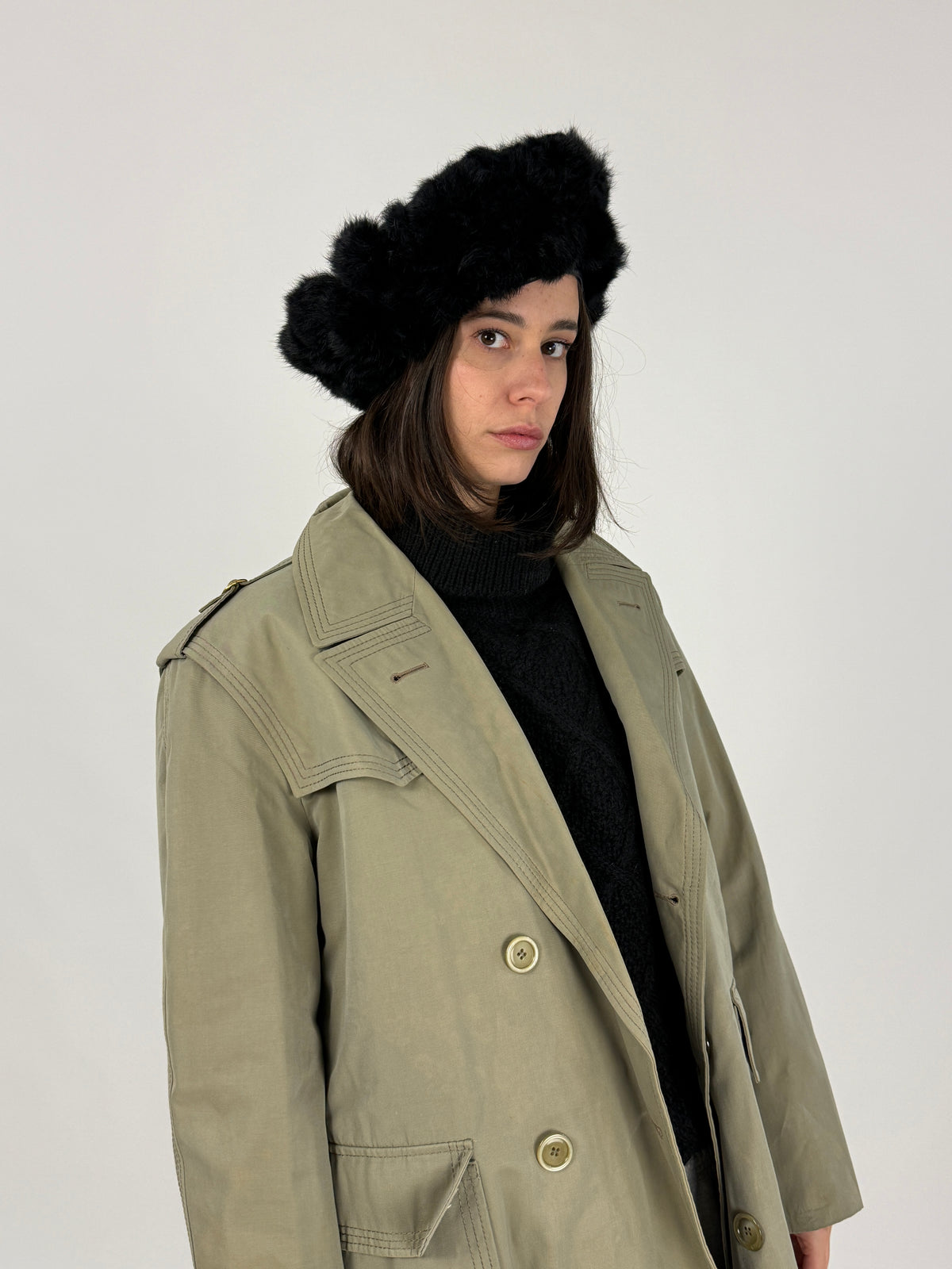 Cappello nero vintage da donna indossato di tre quarti