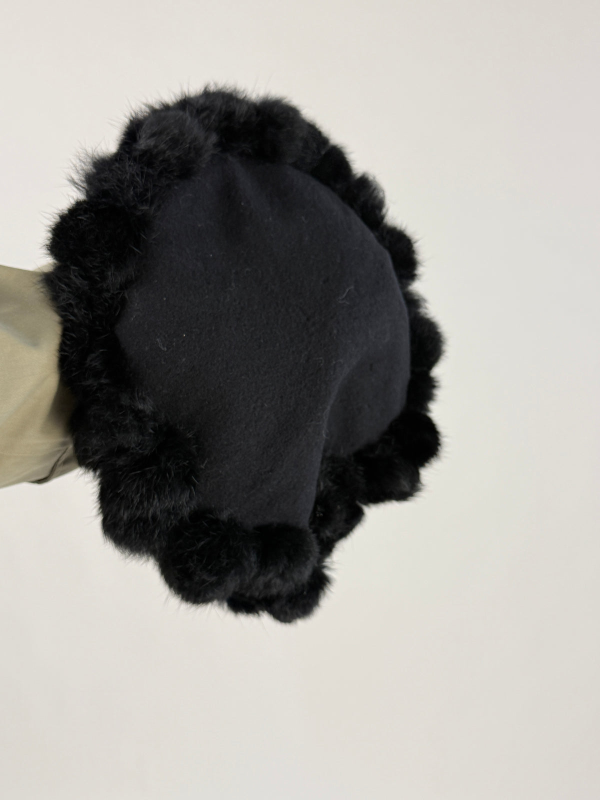 Dettaglio della bordatura nera del cappello vintage