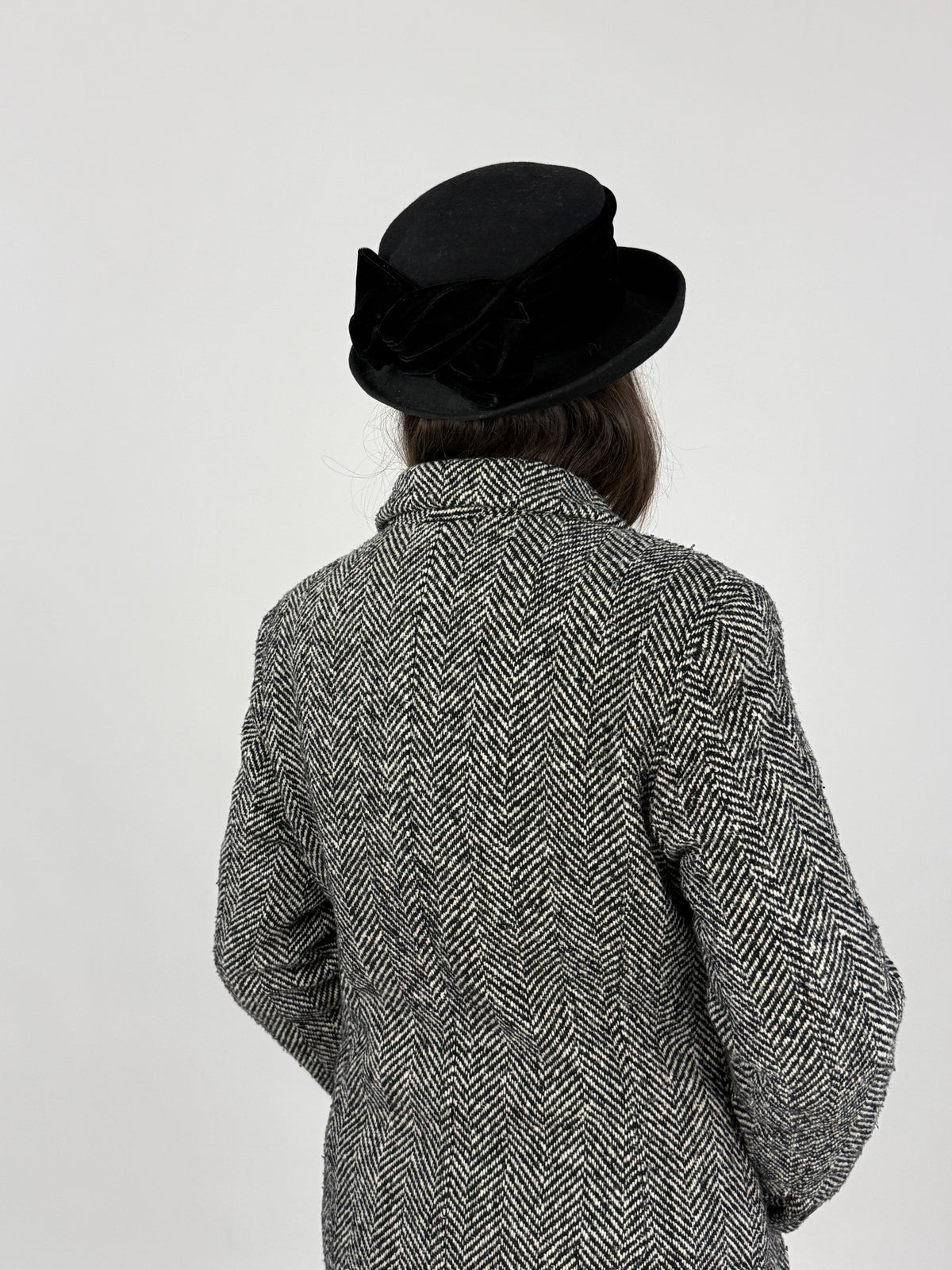 Vista frontale del cappello vintage nero in feltro