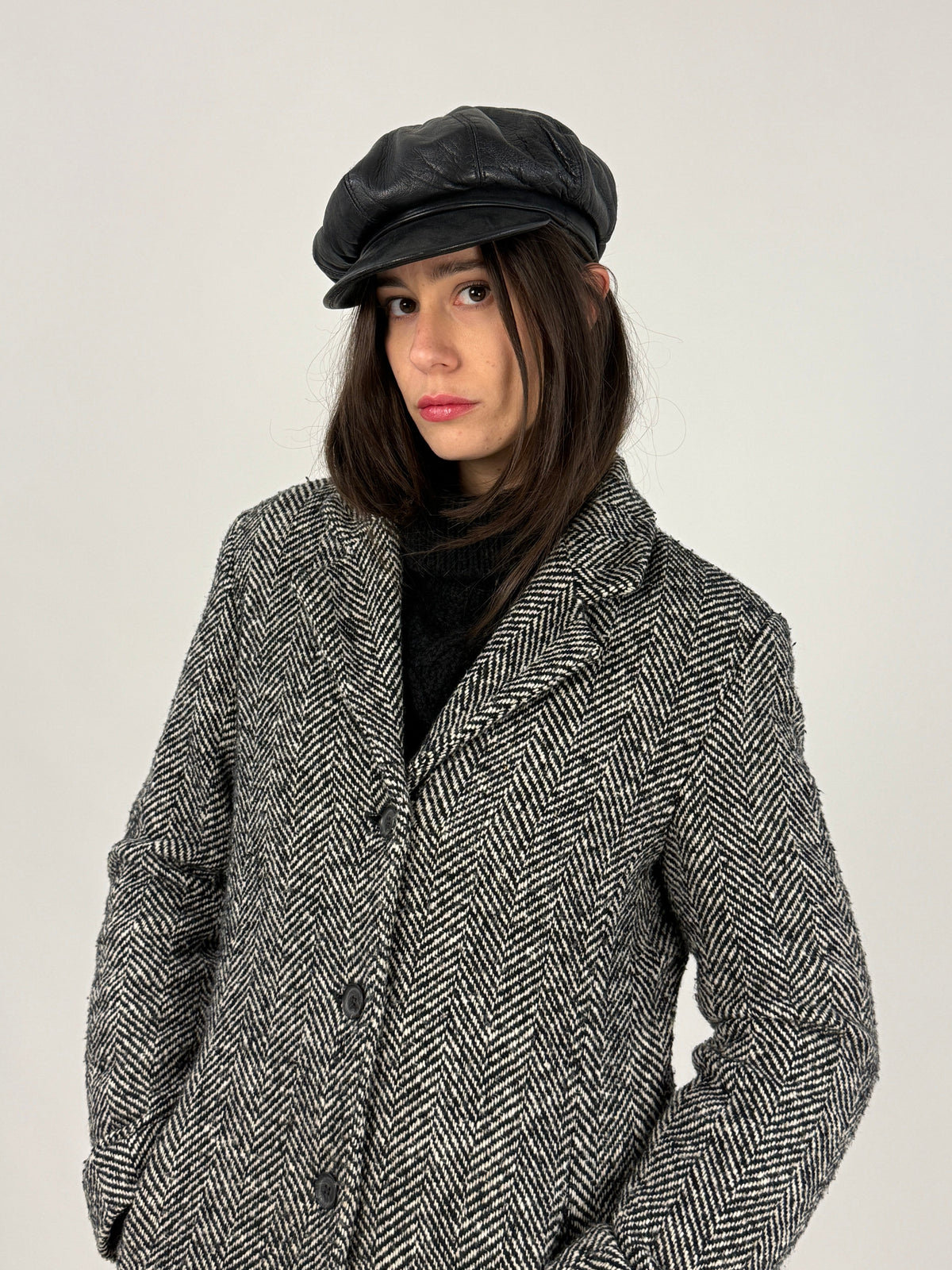 Vista posteriore della coppola newsboy nera indossata