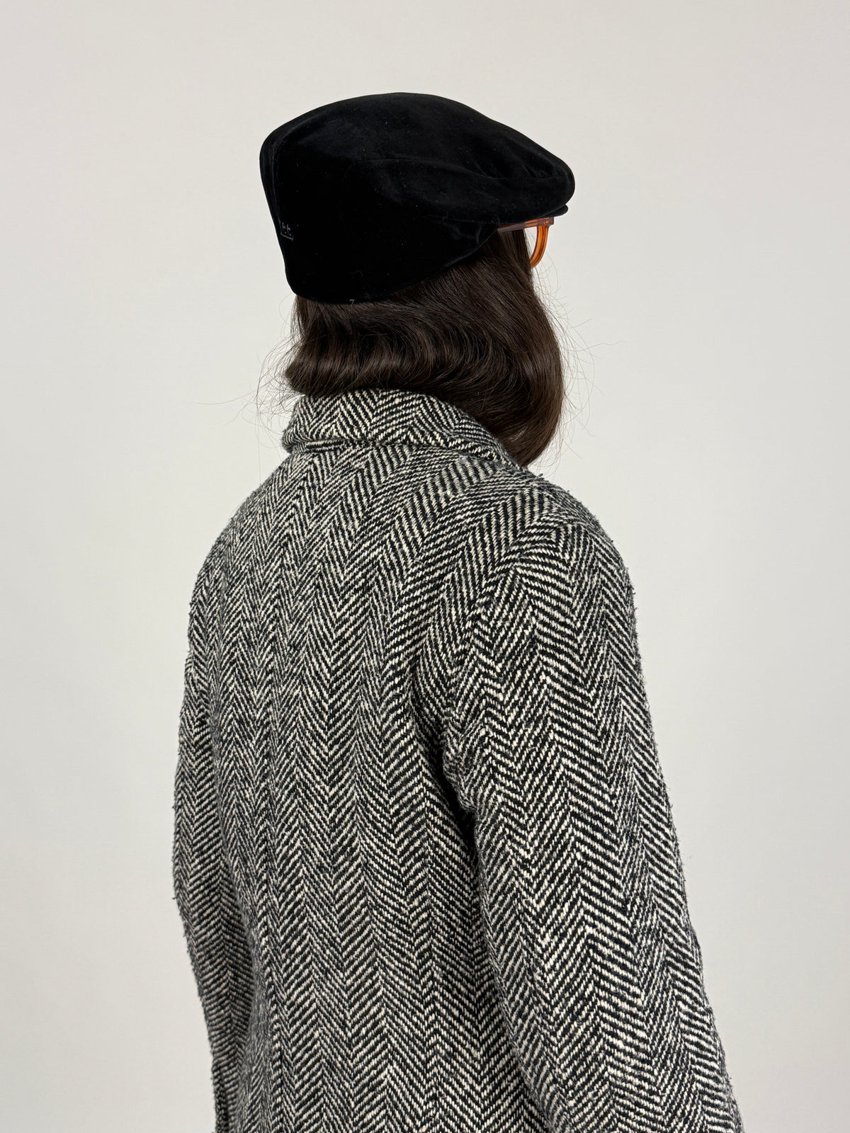 Coppola Lee vintage abbinata a cappotto a spina di pesce