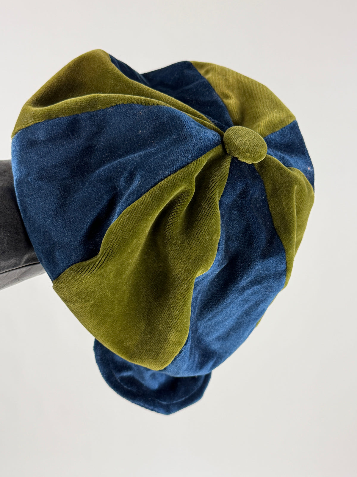 Dettaglio del velluto blu e verde oliva e delle cuciture a spicchi