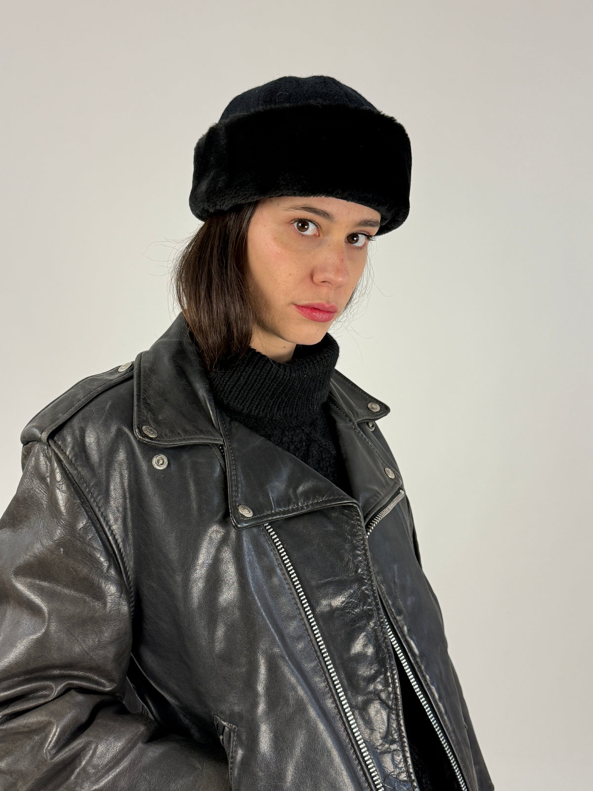 Interno foderato nero e fascia in gros-grain del cappello Walker