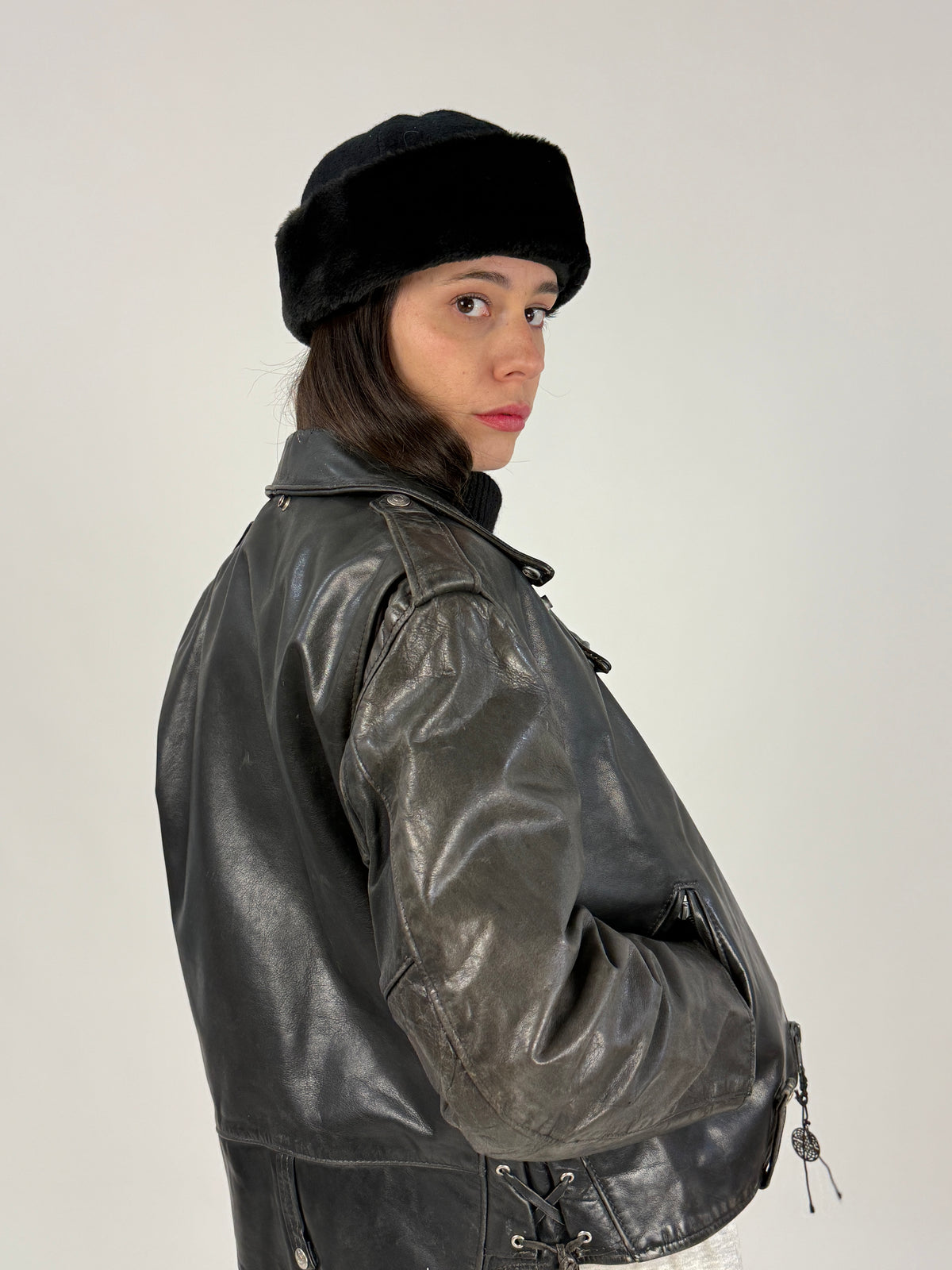Cappello Walker nero indossato, vista laterale