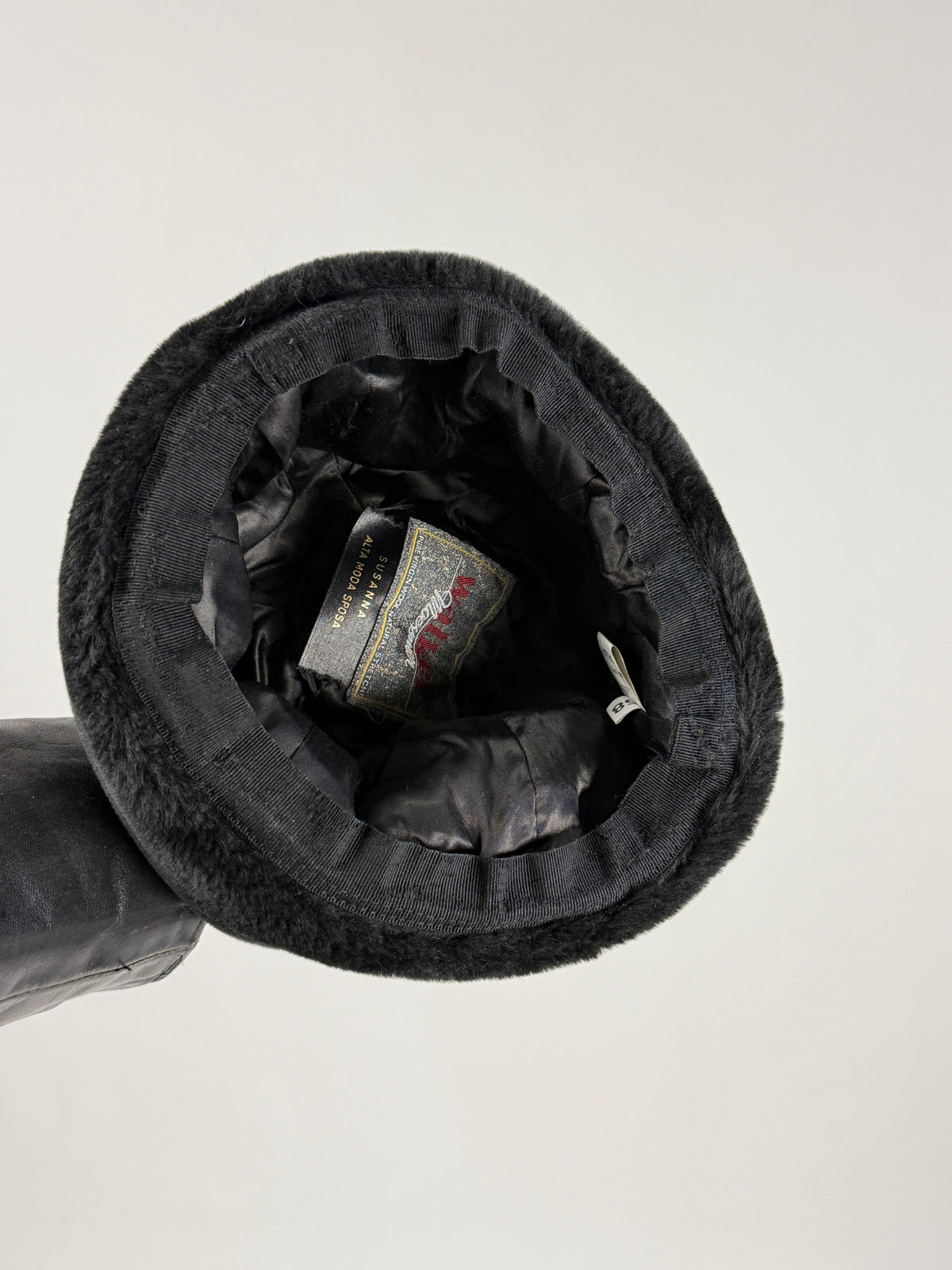 Dettaglio del cappello Walker nero indossato di tre quarti