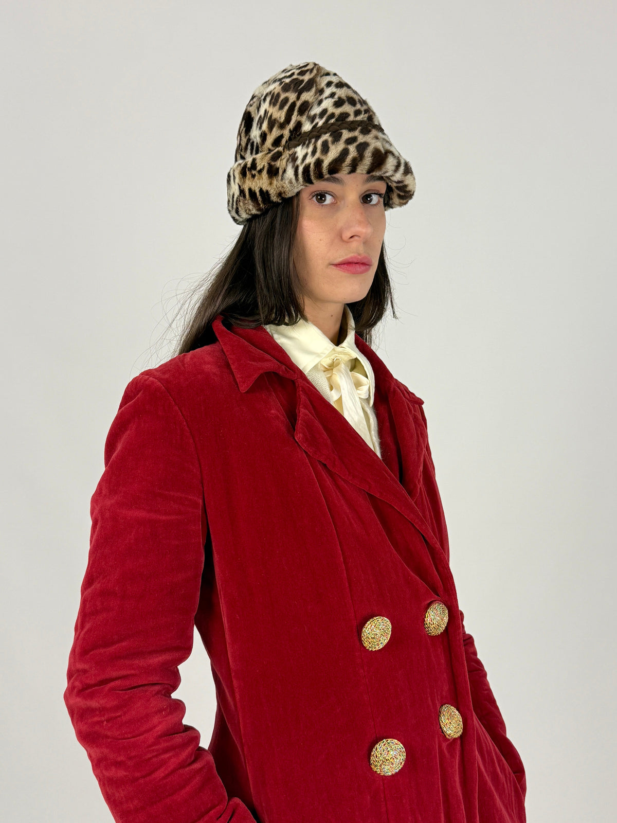 Cappello leopardato vintage indossato di tre quarti