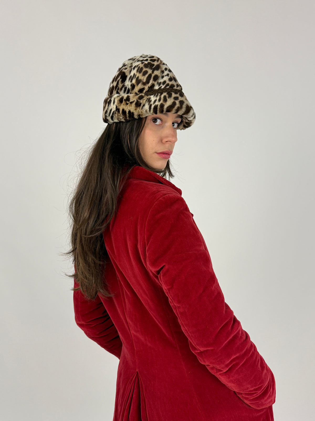 Vista posteriore del cappello vintage leopardato indossato