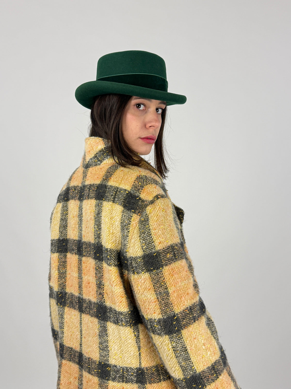 Cappello pork pie verde indossato, vista laterale