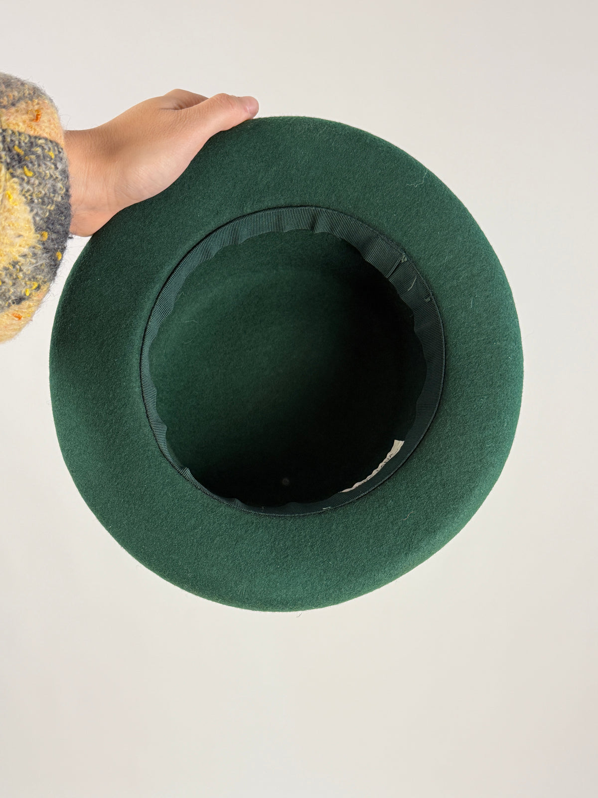 Cappello verde in feltro con nastro in velluto e fiocco