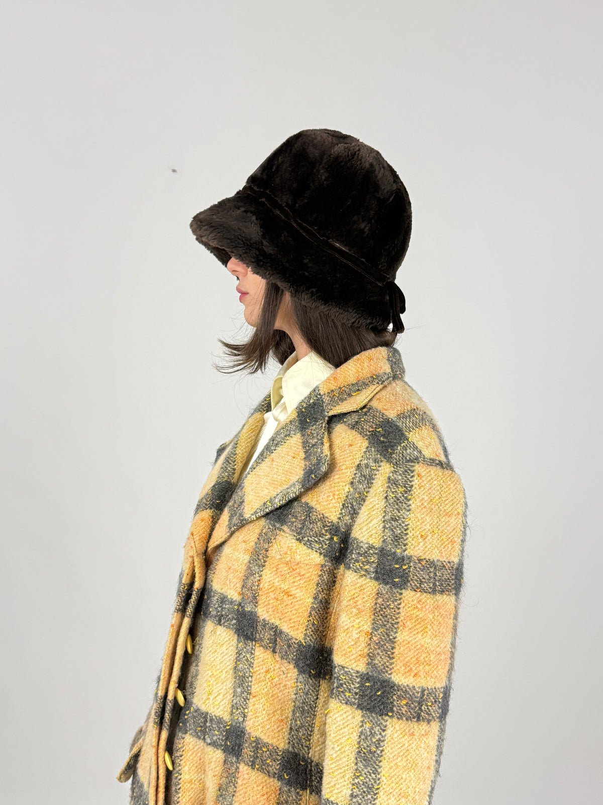 Cappello Barone marrone indossato, vista laterale