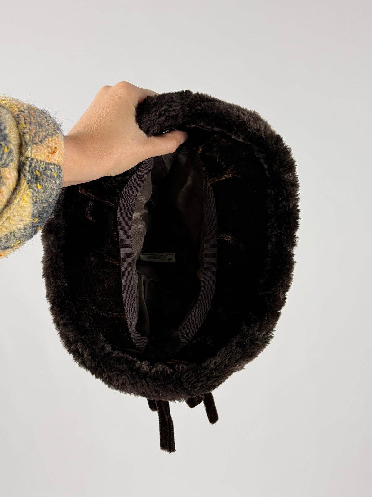 Dettaglio del nastro e fiocco posteriore della cloche Barone