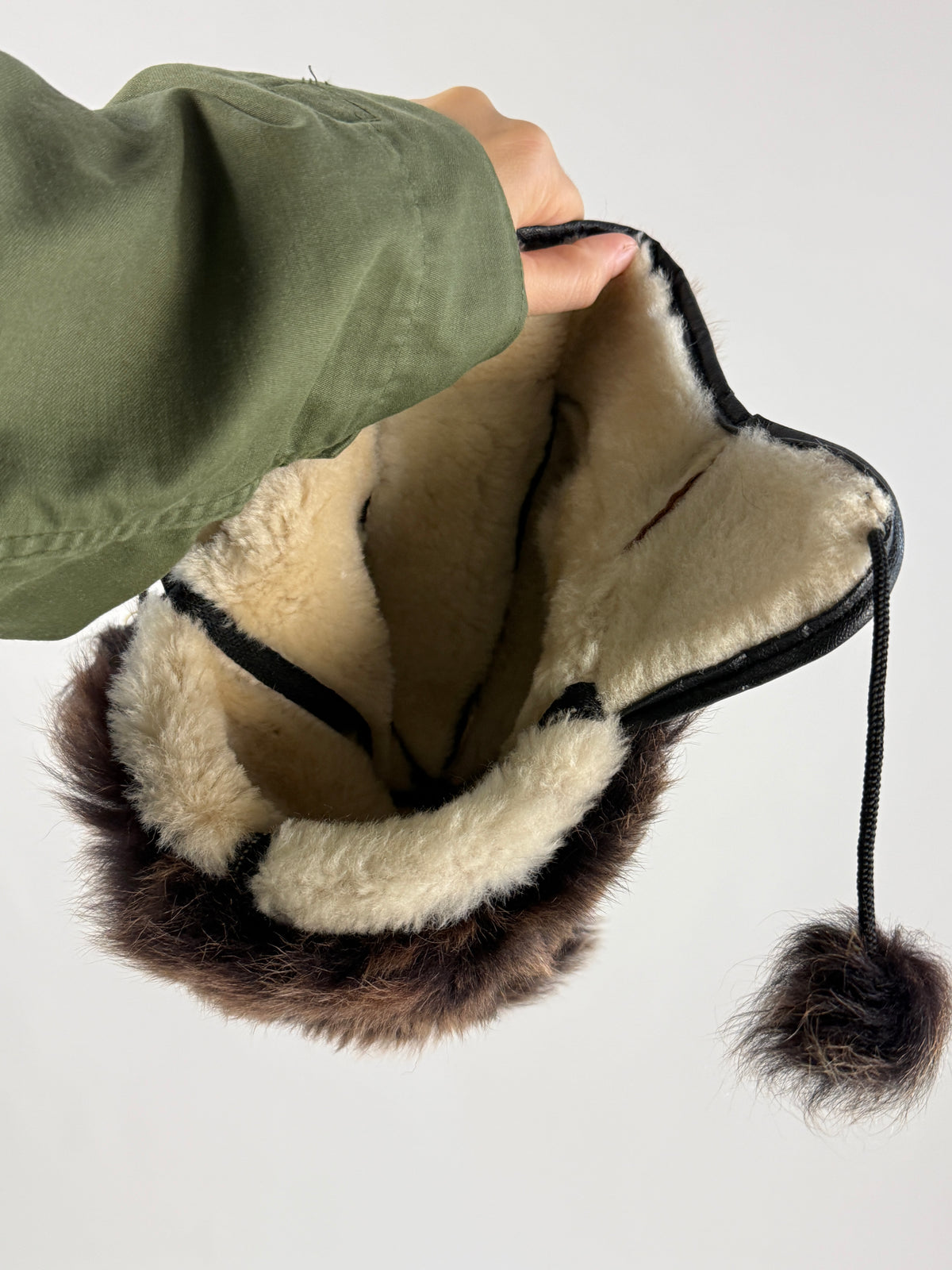 Cappello trapper con cordoncini e pompon, vista frontale