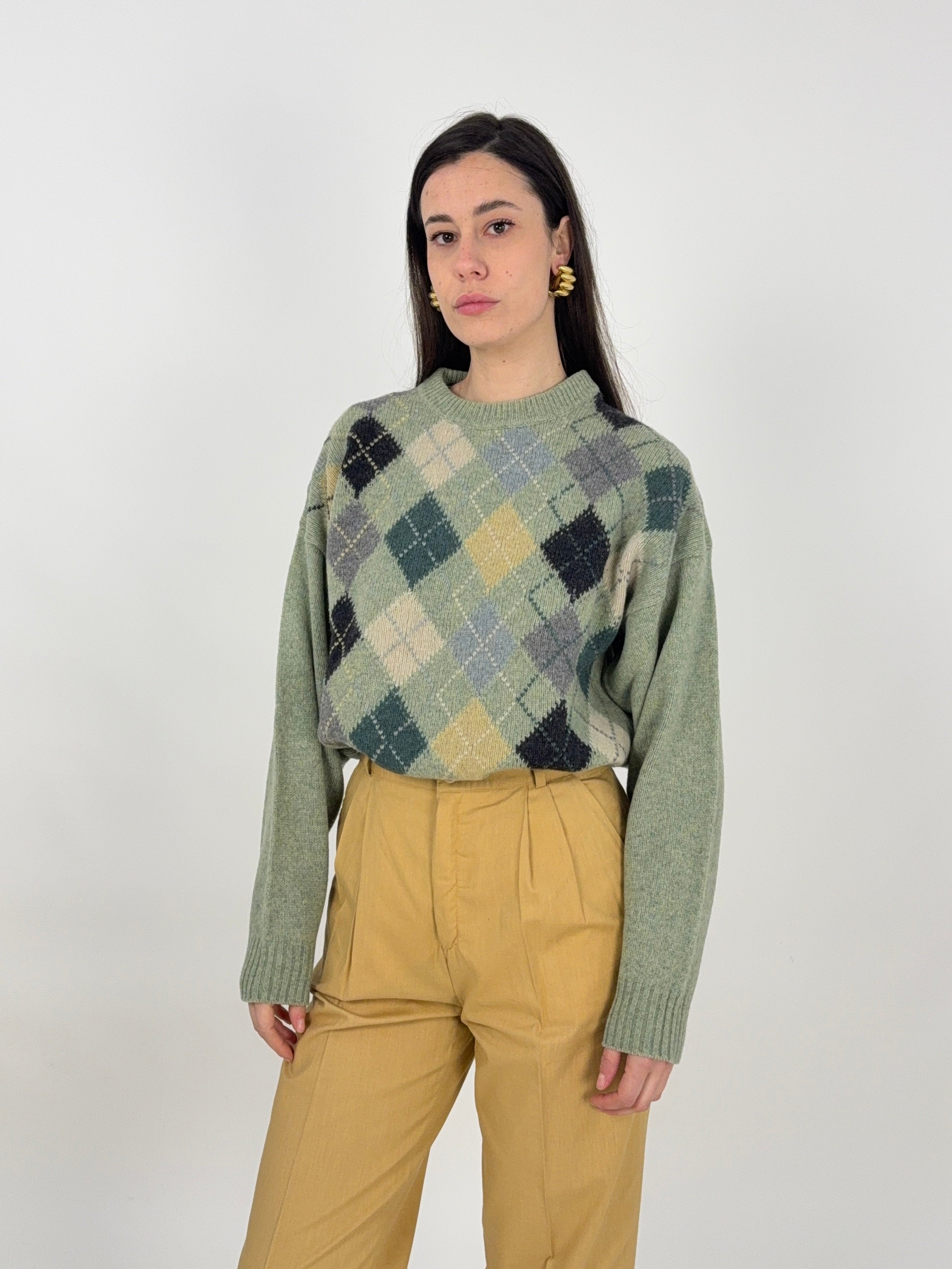 maglione in lana a scacchi verde pastello indossato sulla modella che porta un pantalone abbinato color caramello con pinces