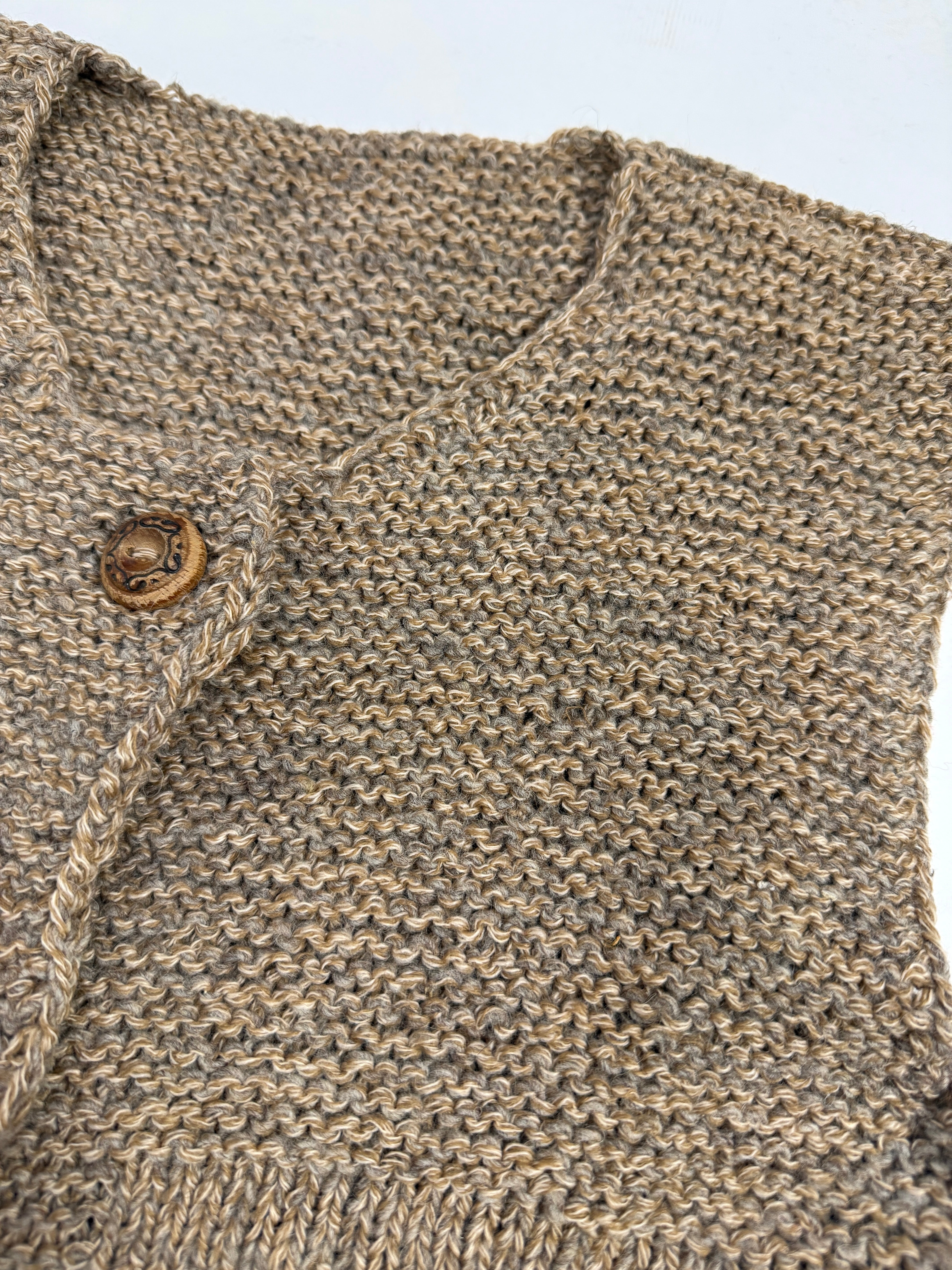 Gilet fatto a mano vintage in lana con bottoni in legno