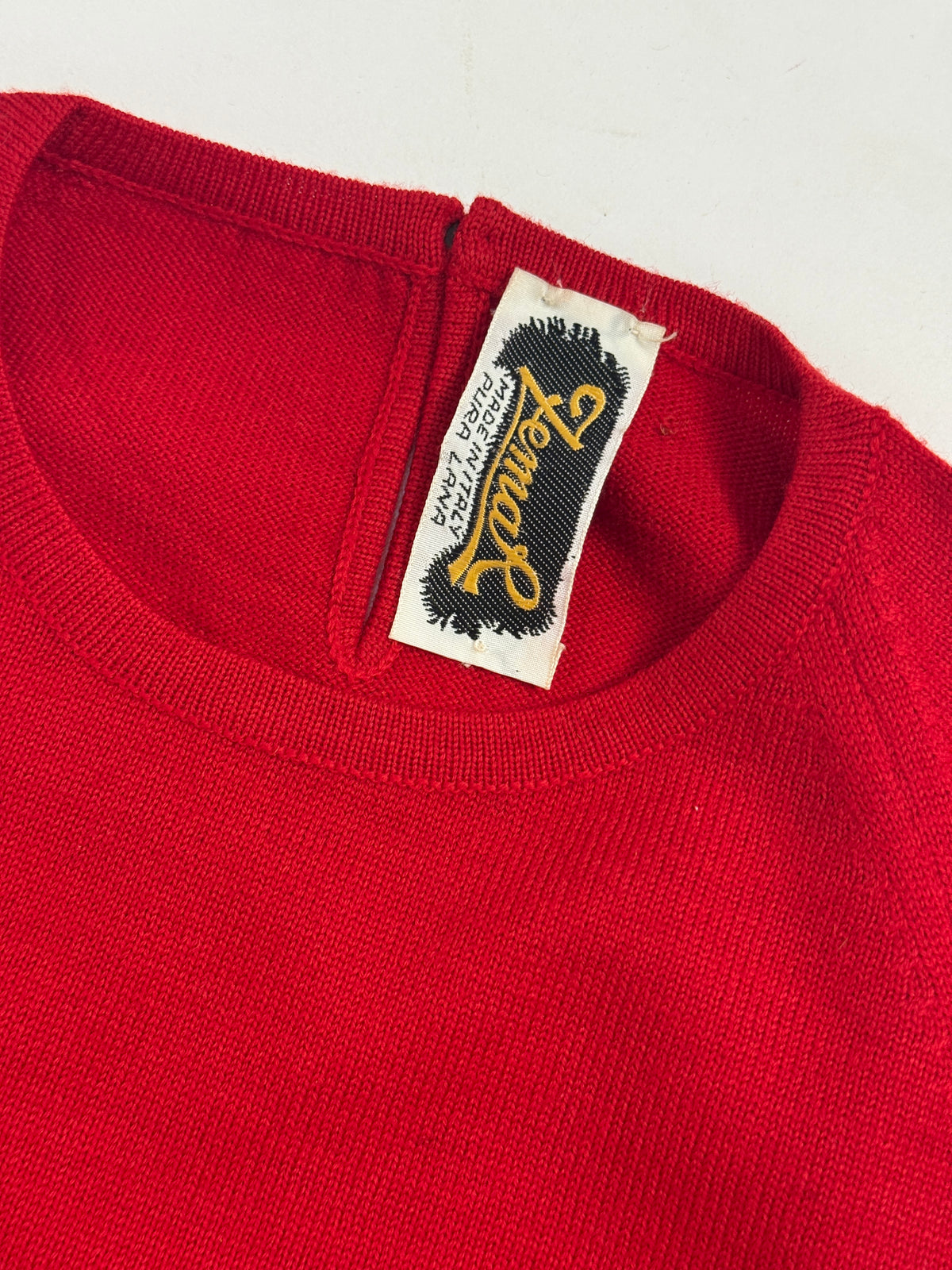 Dettaglio etichetta Lemar e girocollo della maglia rossa