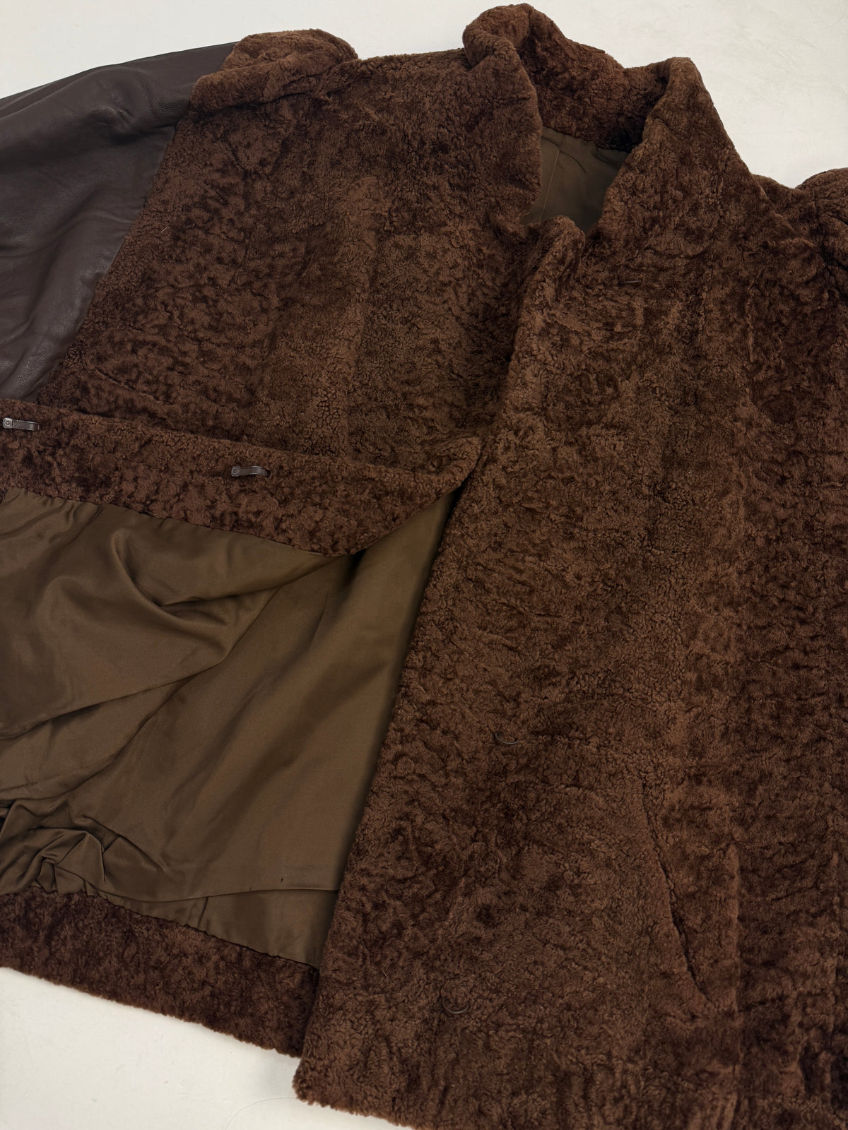 Dettaglio collo e manica in pelle della giacca vintage