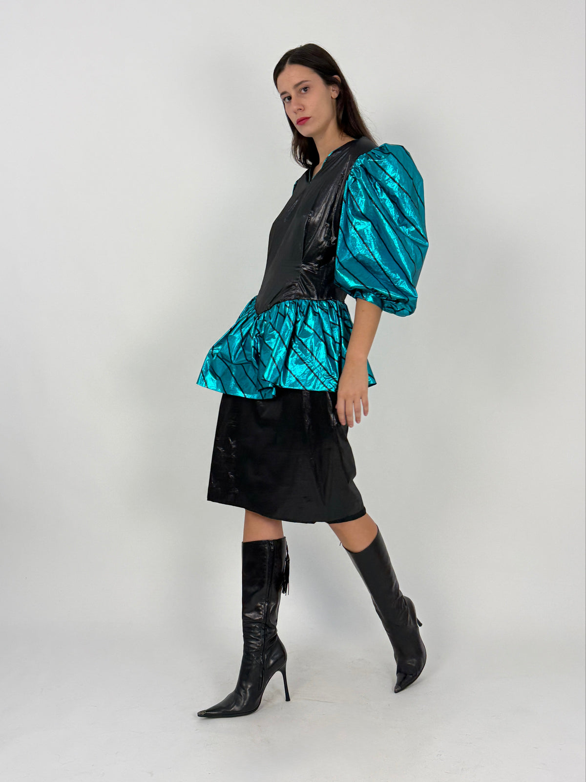 Abito vintage anni 80 lurex turchese elettrico - fronte indossato, manica balloon, peplum a ruota, corpino nero laminato, gonna tubino nera