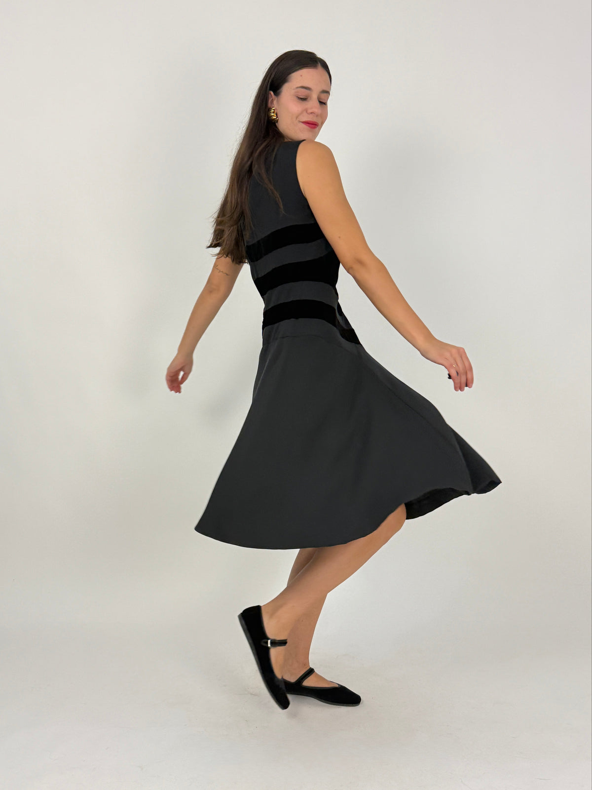 Dettaglio piano bustier fronte - inserti velluto nero geometrici a bande convergenti, rombo centrale, chevron, contrasto texture tono su tono, zip laterale