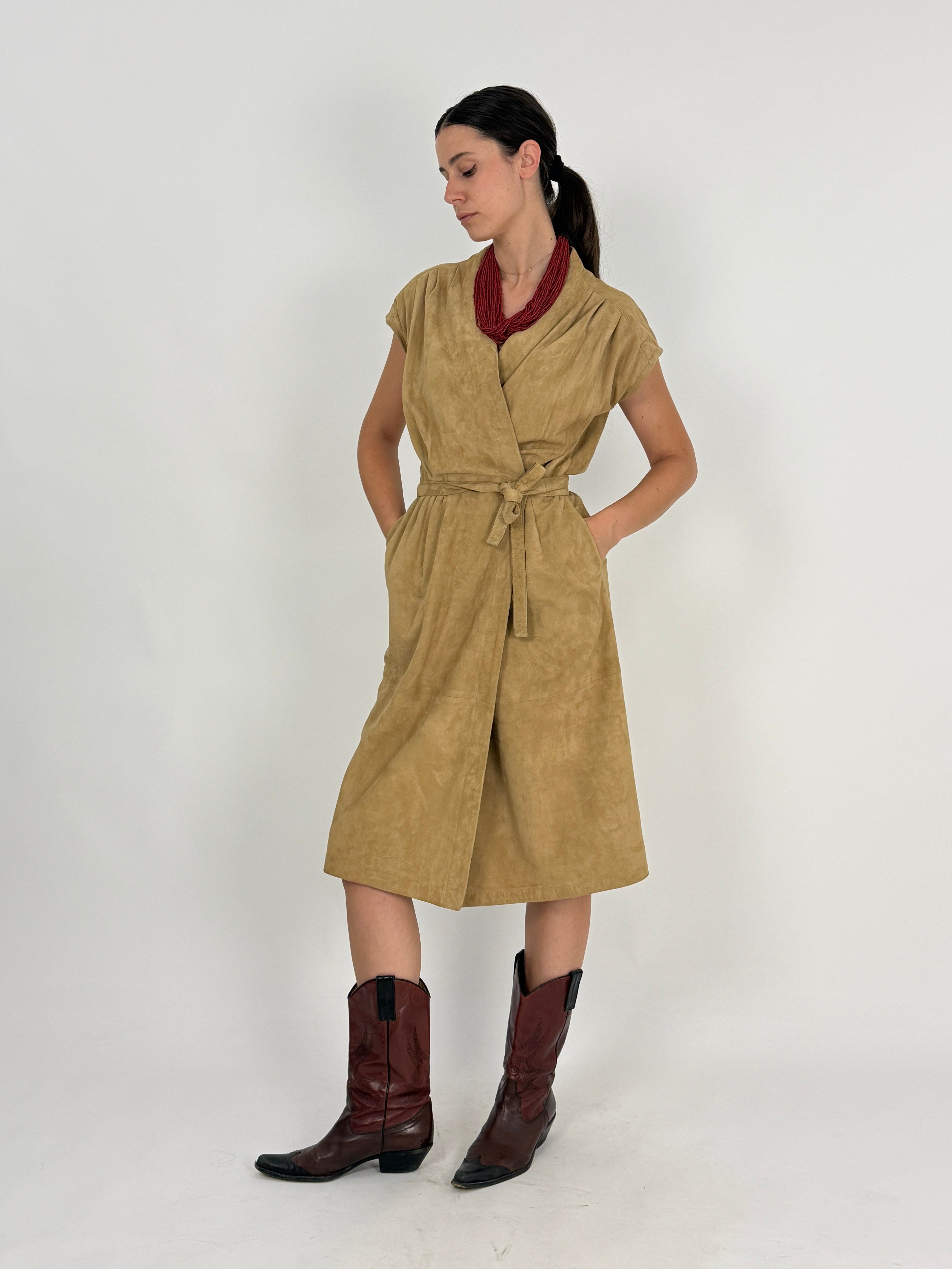 Abito vintage Baren's pelle scamosciata suede cammello wrap dress - vista frontale modella