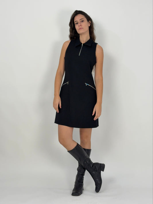 Abito nero smanicato con zip metalliche