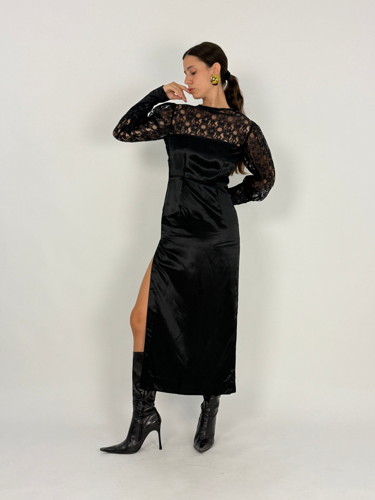 Abito da sera sartoriale vintage raso seta nera e pizzo Chantilly - fronte tre quarti indossato taglia M