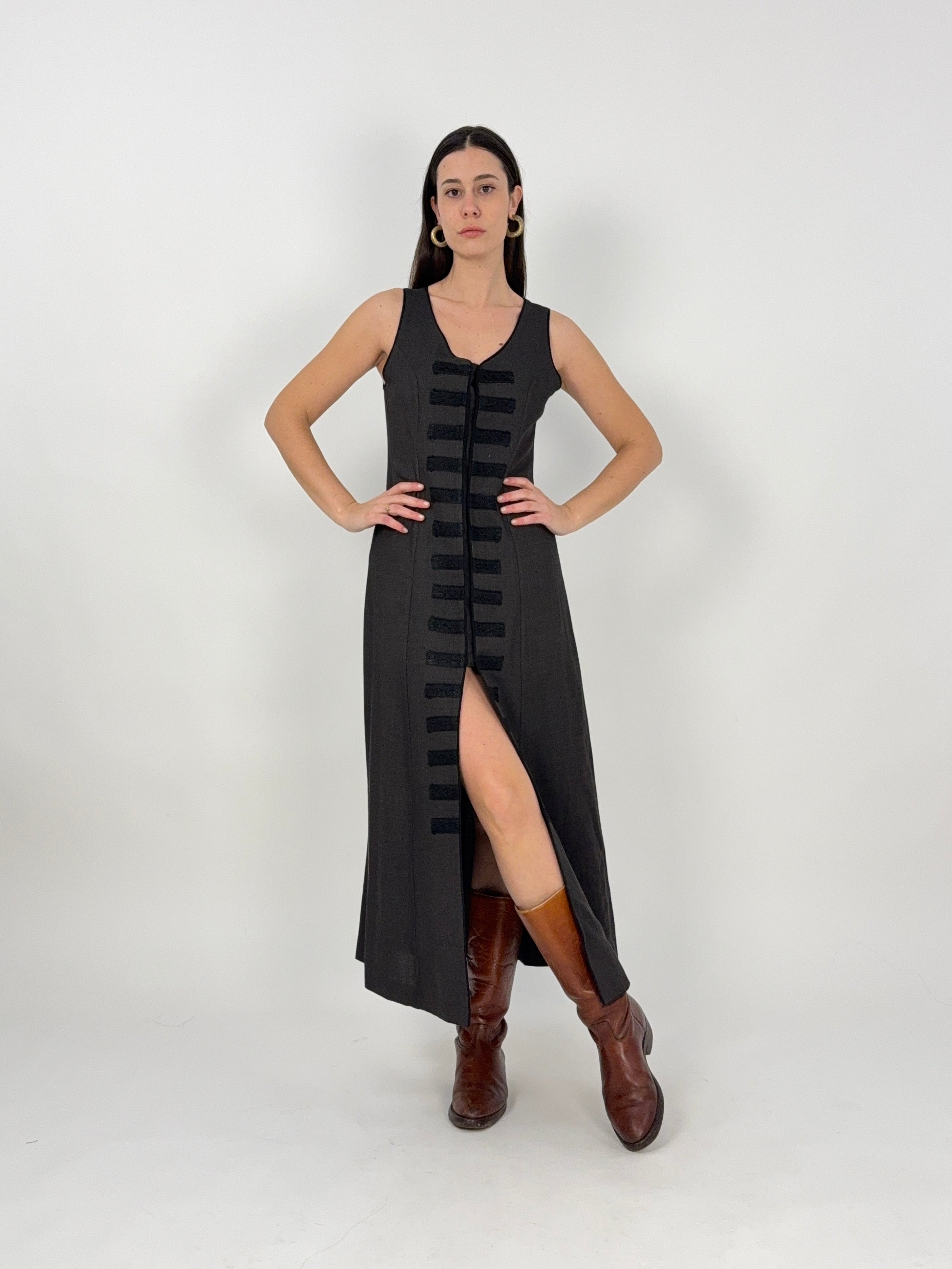 Abito smanicato lungo con dettagli ricamati