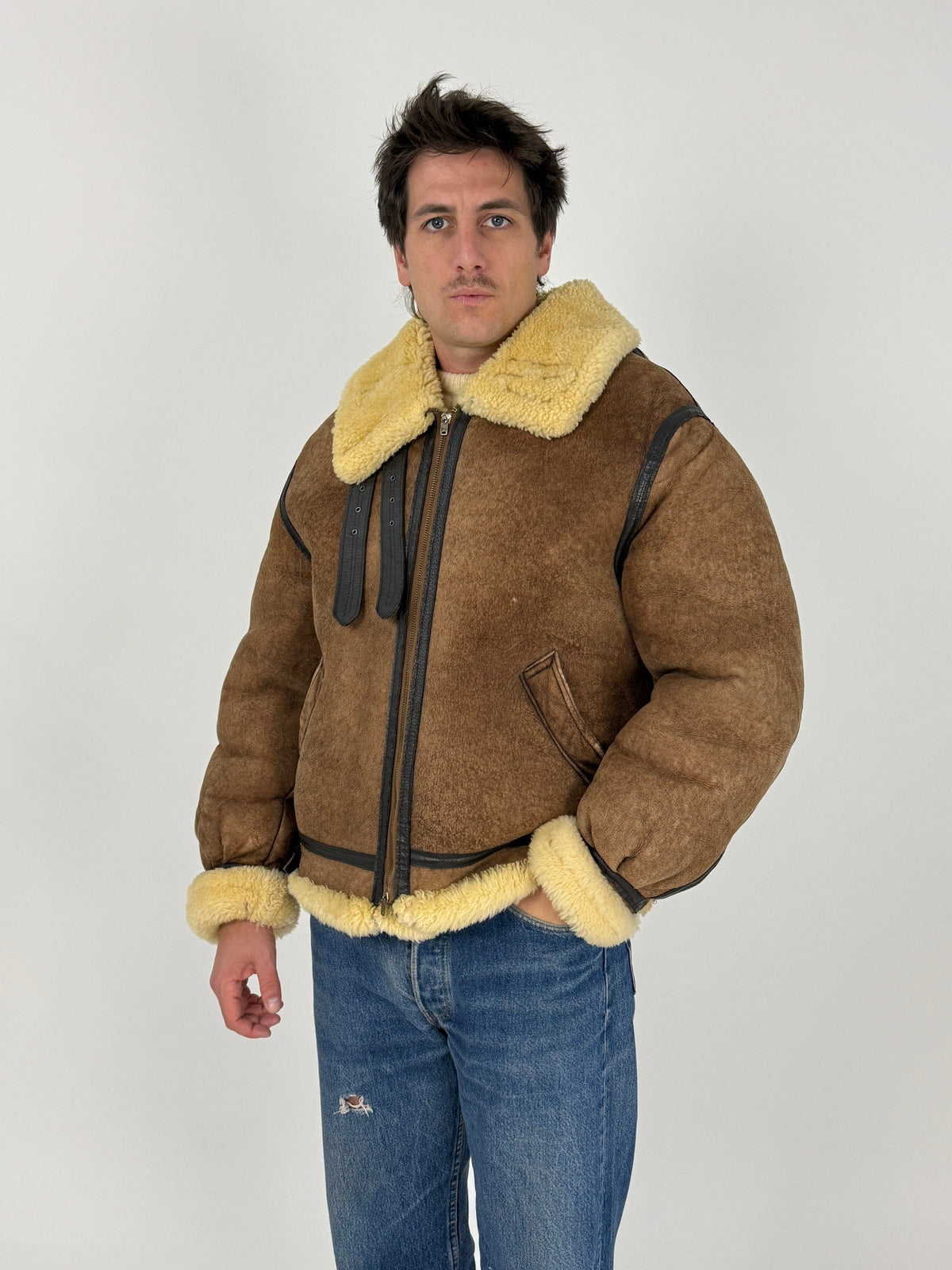 Avirex USA B-3 flight jacket shearling vintage anni 80 - fronte indossato, suede marrone tabacco, colletto B-3 shearling avorio burro, fibbie ottone AVIREX, taglia M/L autentica