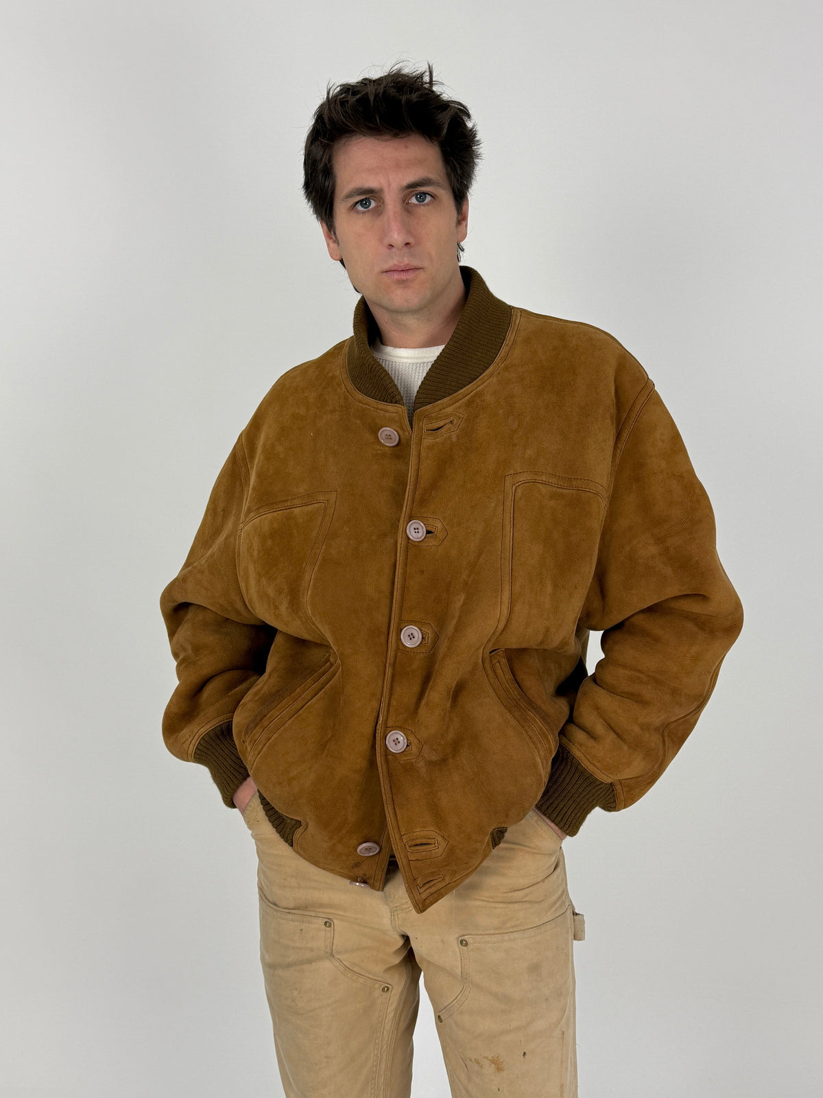 Bomber suede tabacco vintage anni 70 fronte indossato aperto - fodera teddy caramello visibile, collo costina oliva alta, 4 bottoni resina avorio, tasca toppa petto, taglia L