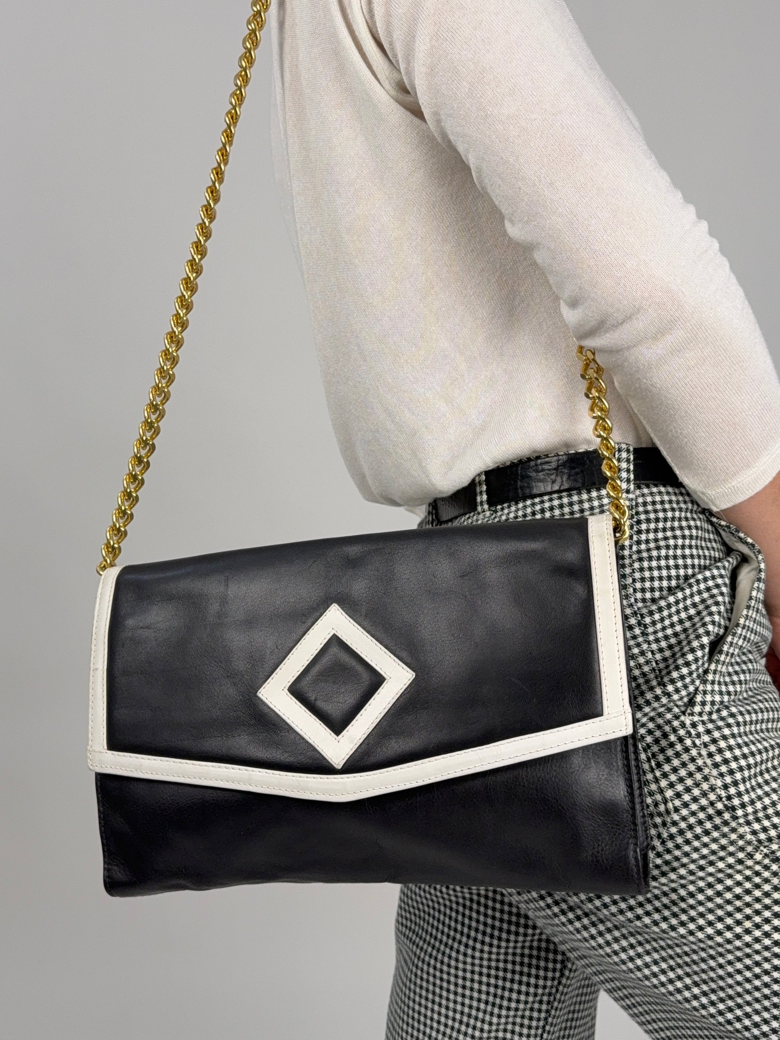 Borsa anni '80 in pelle nera con catena oro