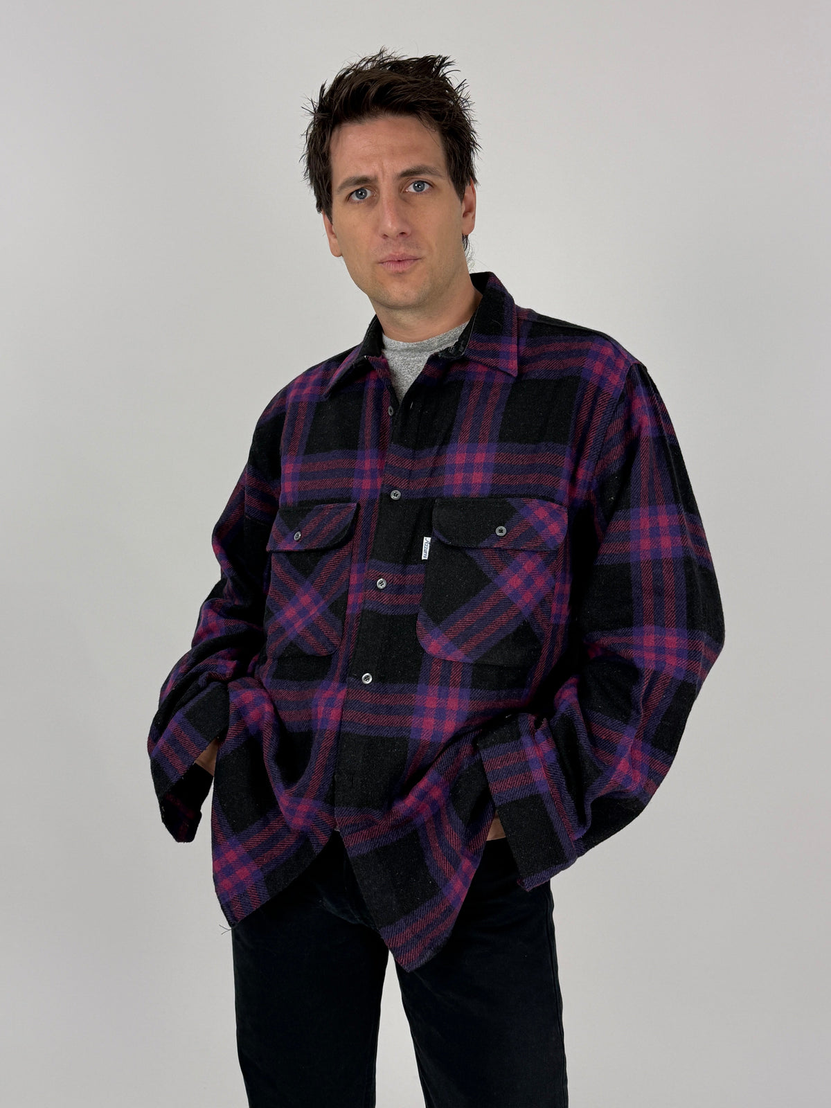 Azzurro camicia flanella lana tartan viola nero vintage anni 60 - fronte tre quarti aperta indossato taglia XL