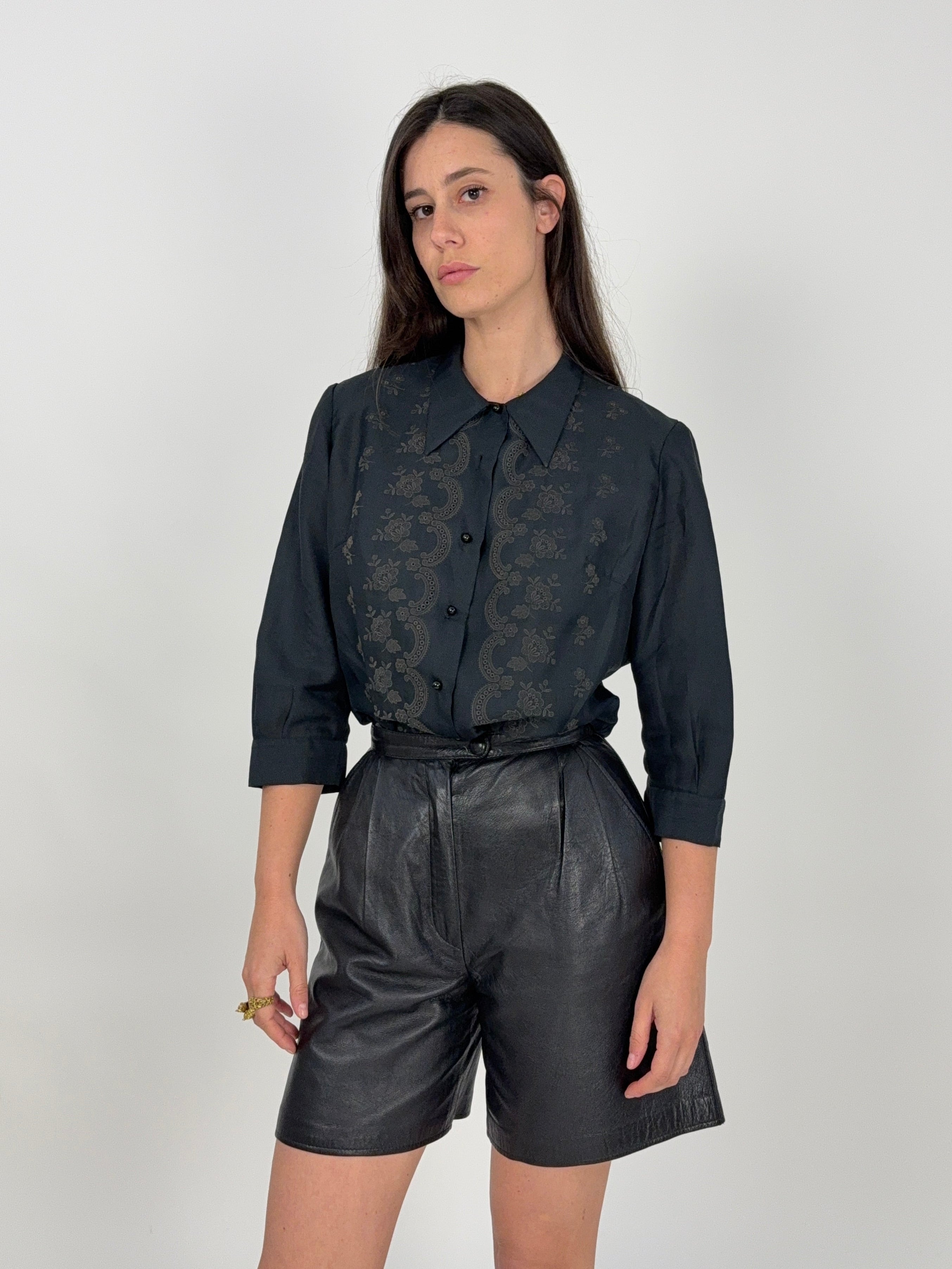 Camicia vintage nera con ricami floreali e manica a 3/4
