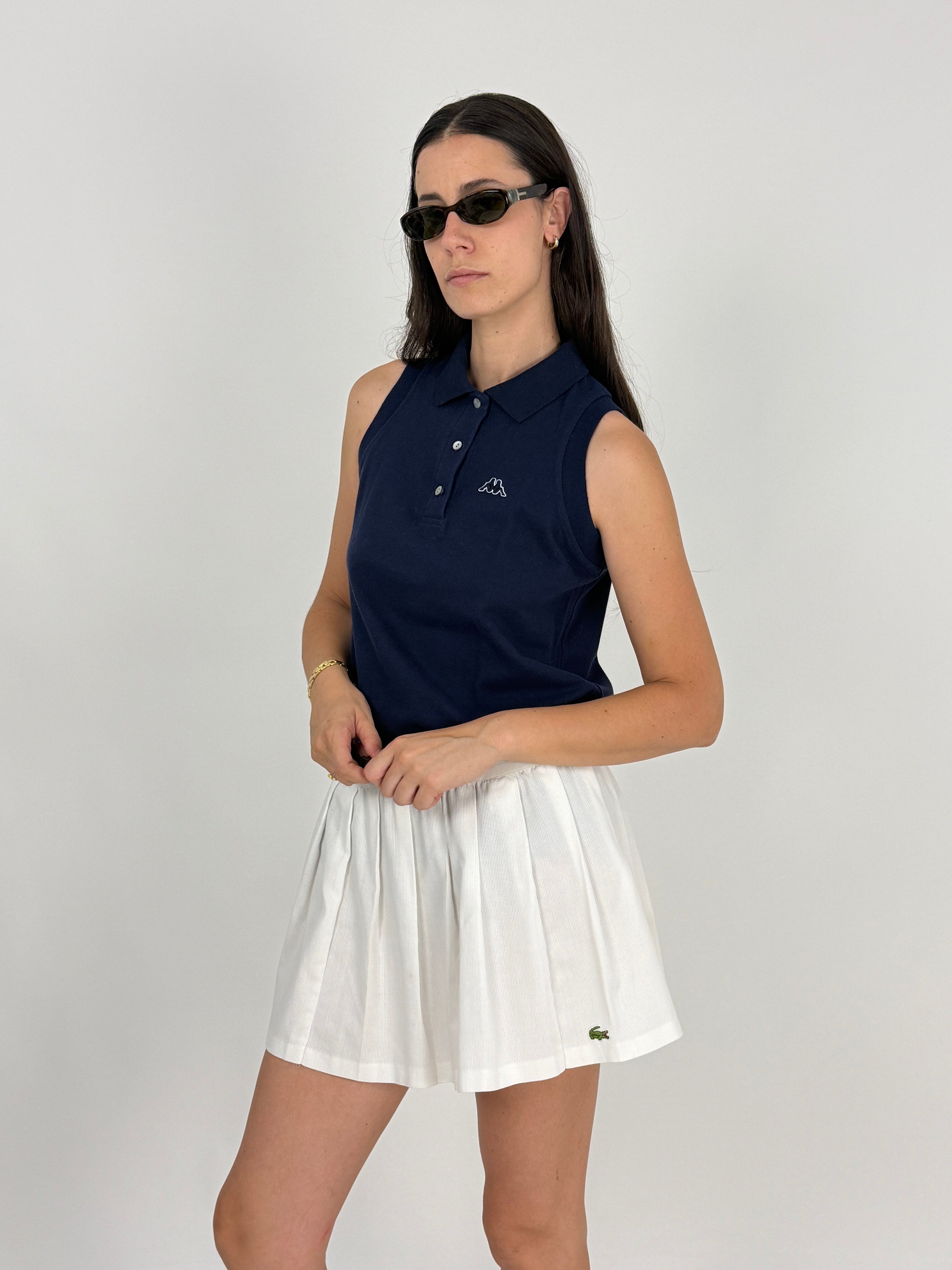 Polo vintage Kappa senza maniche blu navy - vista frontale modella