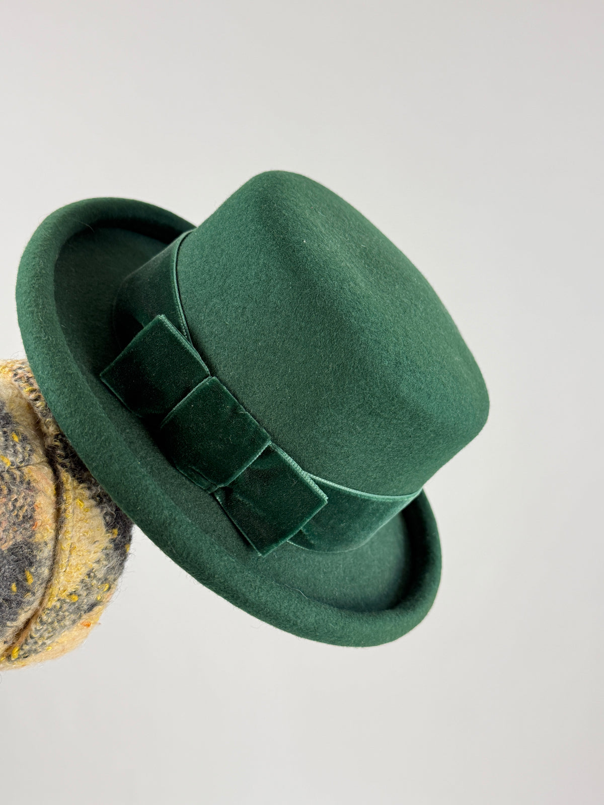 Cappello pork pie vintage verde smeraldo in lana indossato