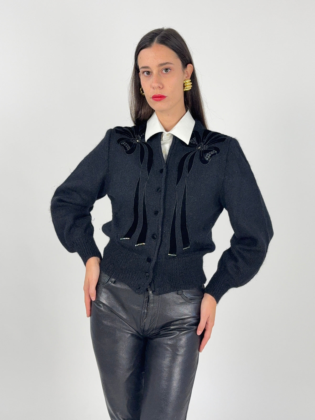 Dettaglio piano fiocchi velluto paillettes - nodo centrale con paillettes faccettate nere a raggiera, nastri velluto, composizione tono su tono kid mohair, etichetta 80% kid mohair