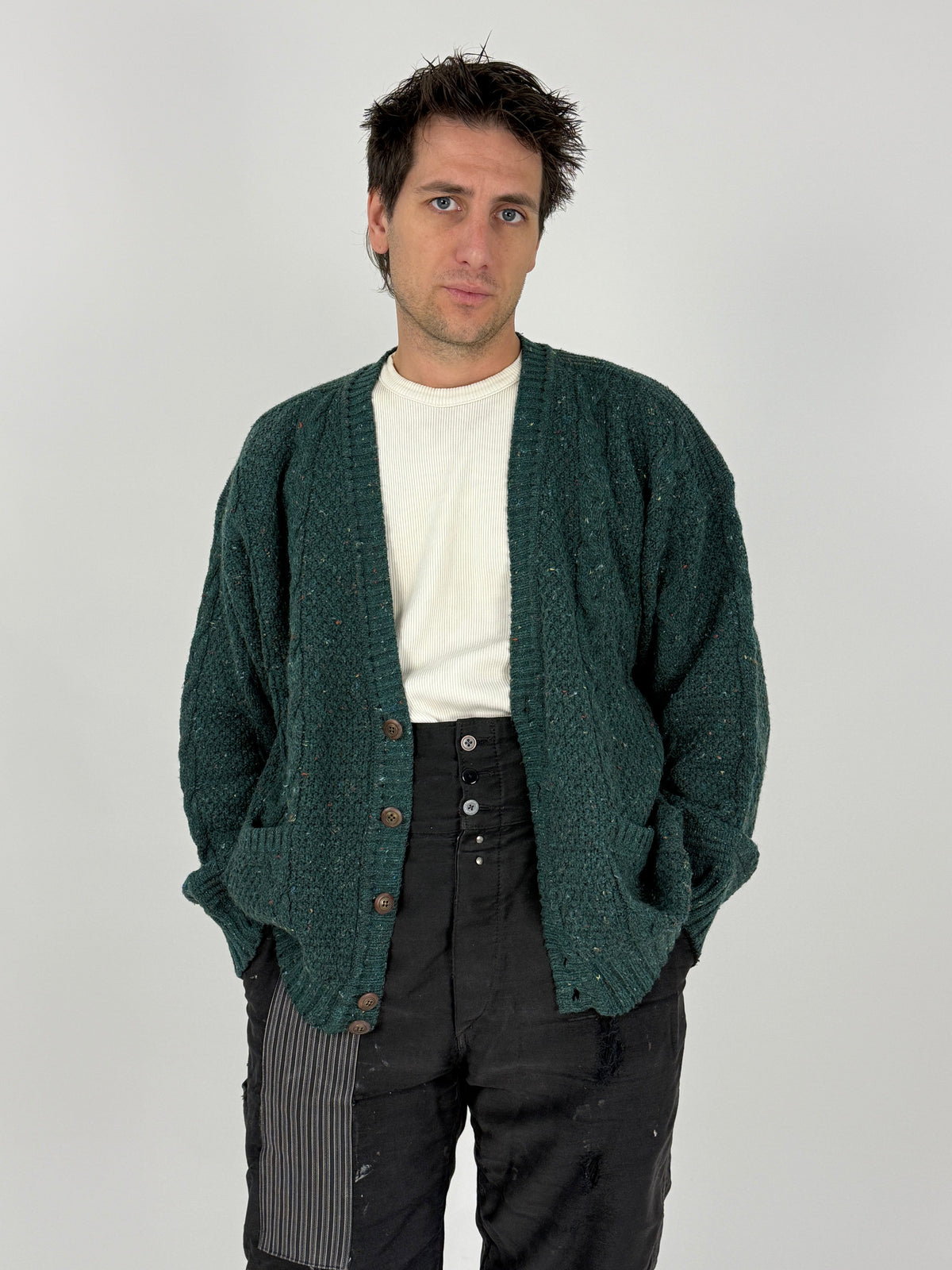 Cardigan vintage lana Donegal Tweed verde bosco a trecce - fronte indossato aperto, vista frontale intera