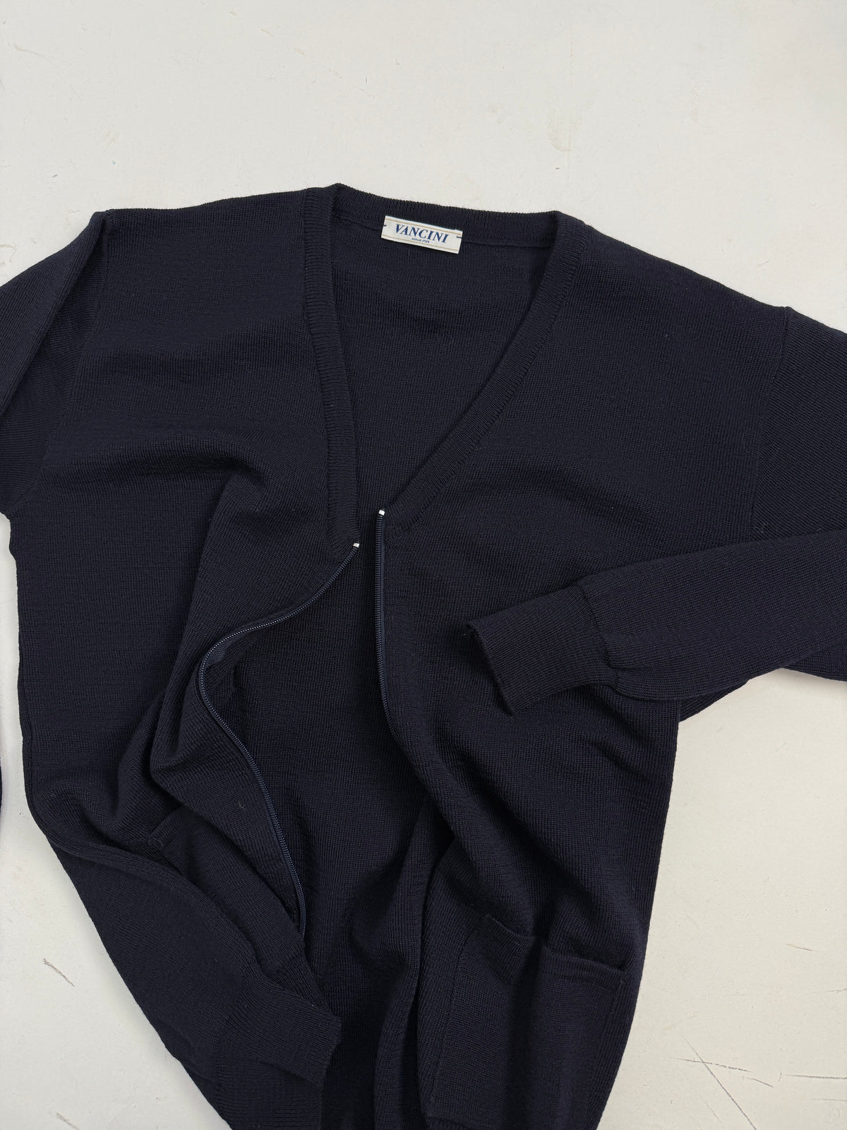 Giacca maglia Vancini piano fronte - full-zip nera, collo V, tasche a toppa basse in maglia, etichetta tessuta VANCINI al collo