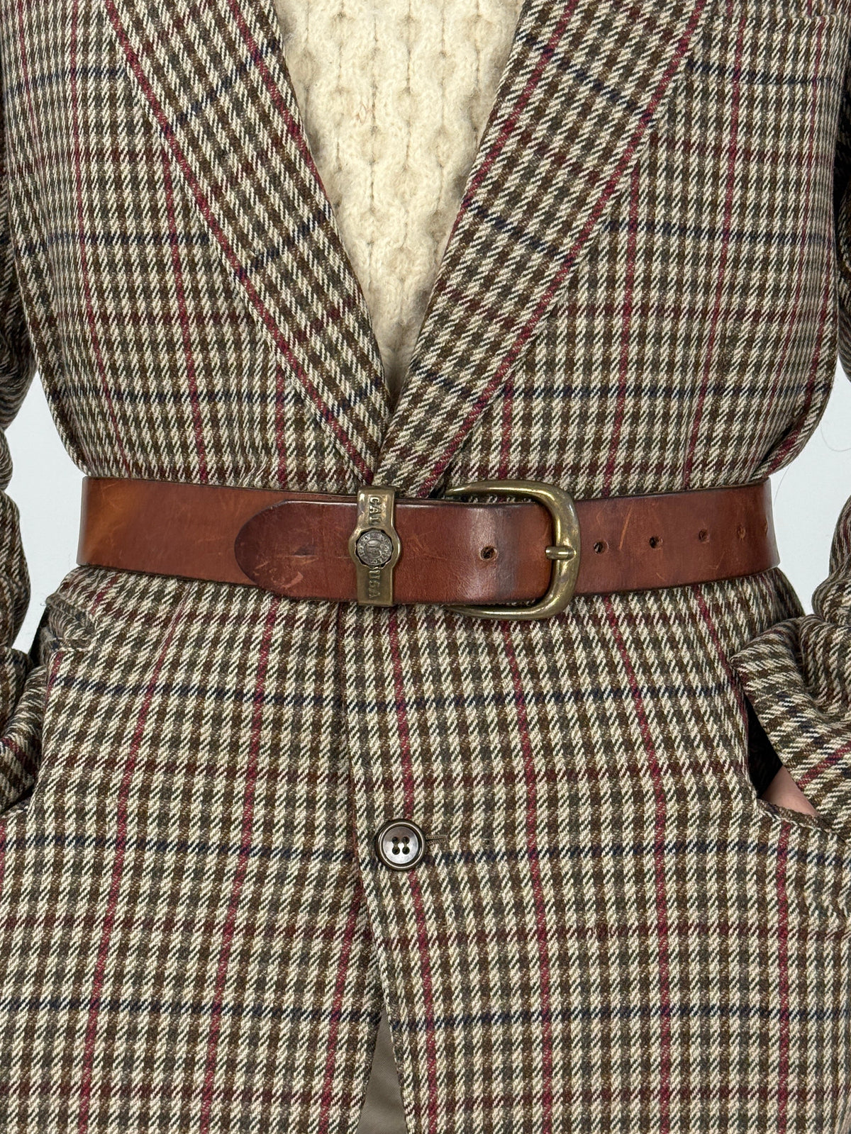 Cintura Levi’s vintage in pelle marrone indossata su un blazer