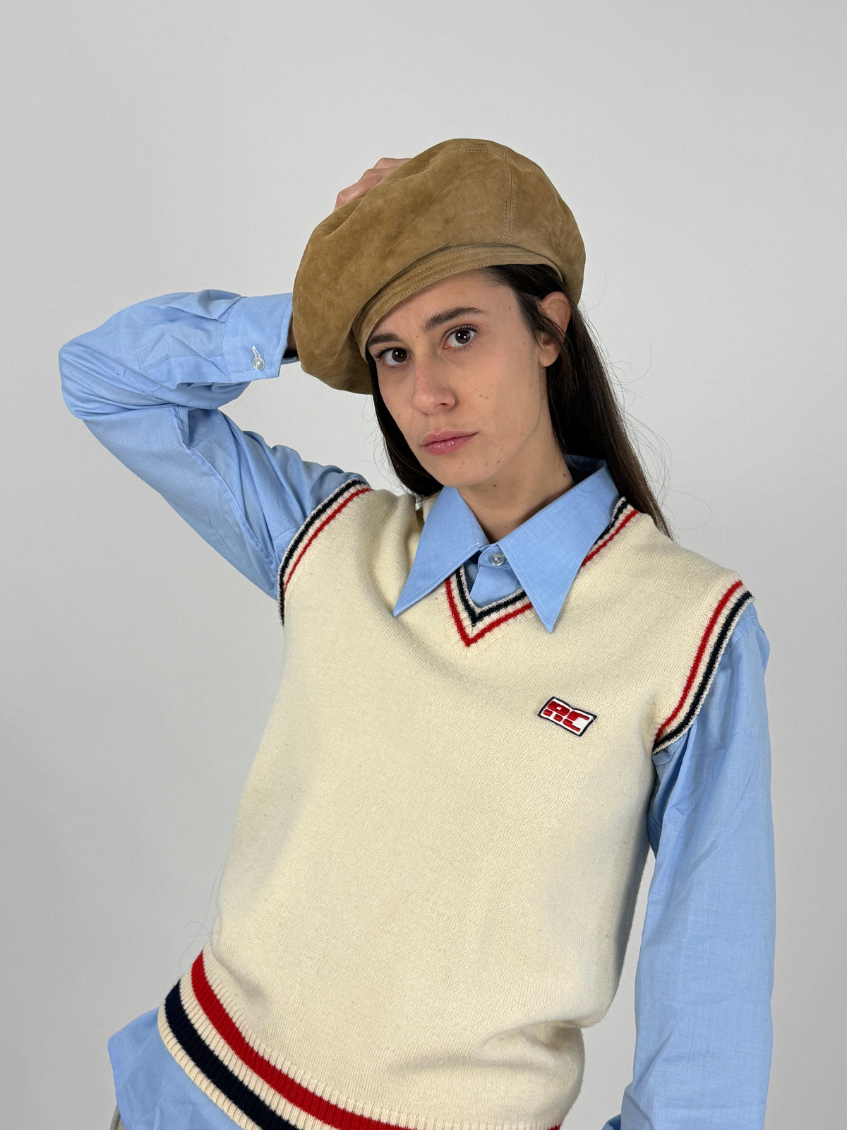 Basco vintage in pelle scamosciata marrone cammello indossato