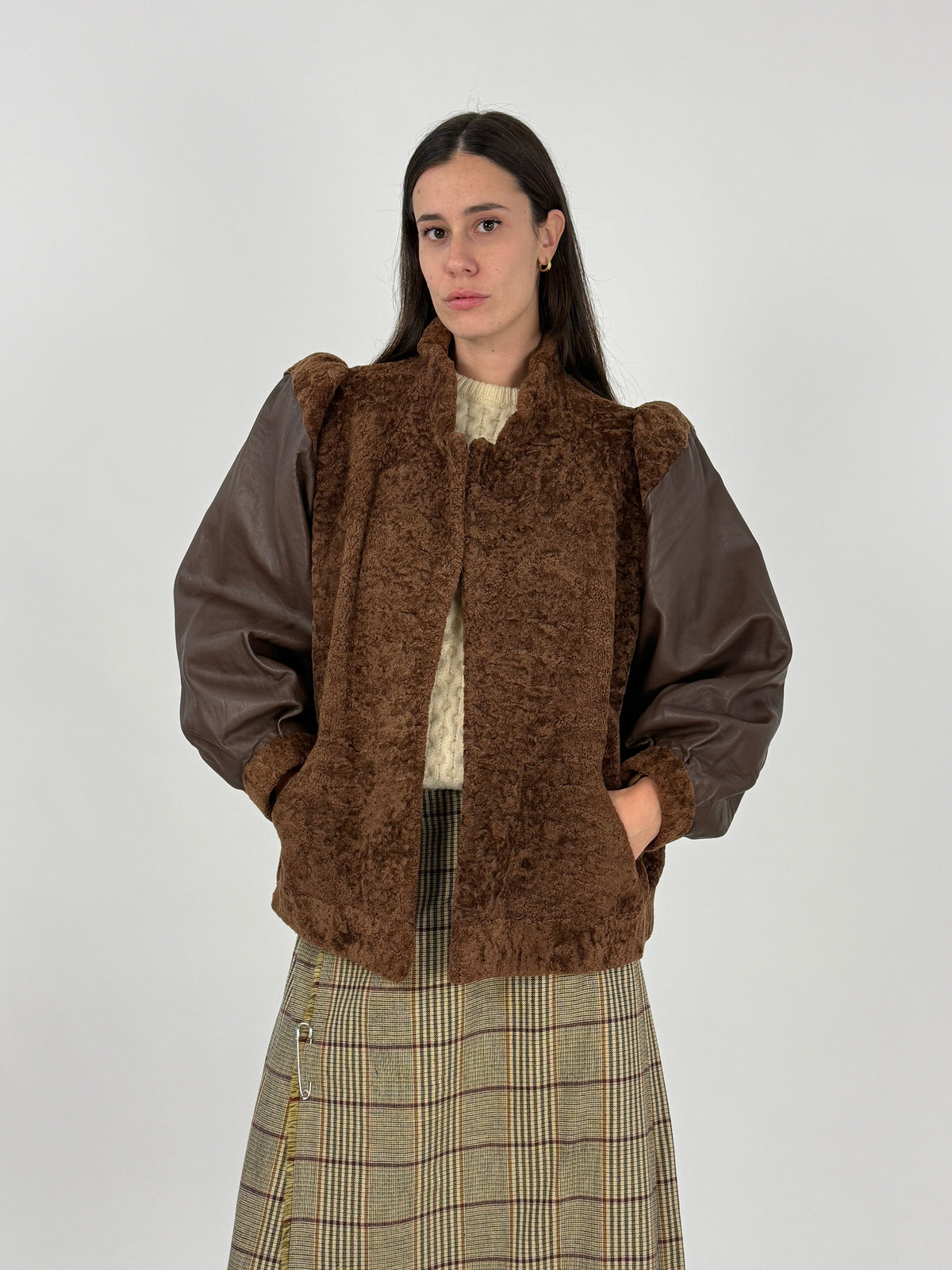 Giacca vintage marrone in ecopelliccia e pelle taglia M indossata