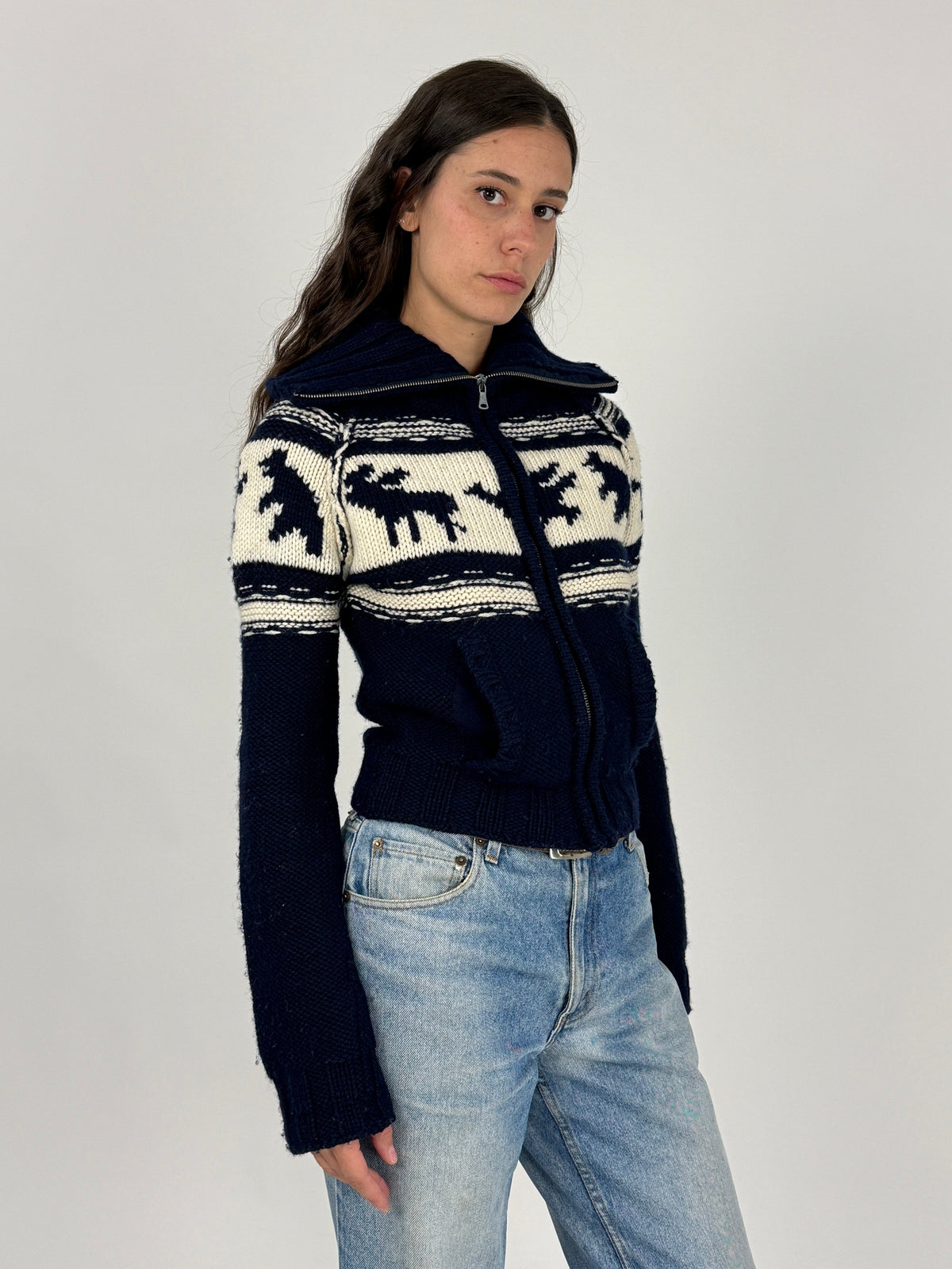 Cardigan vintage lana zip nordic jacquard navy panna - fronte indossato aperto, vista frontale intera su t-shirt verde