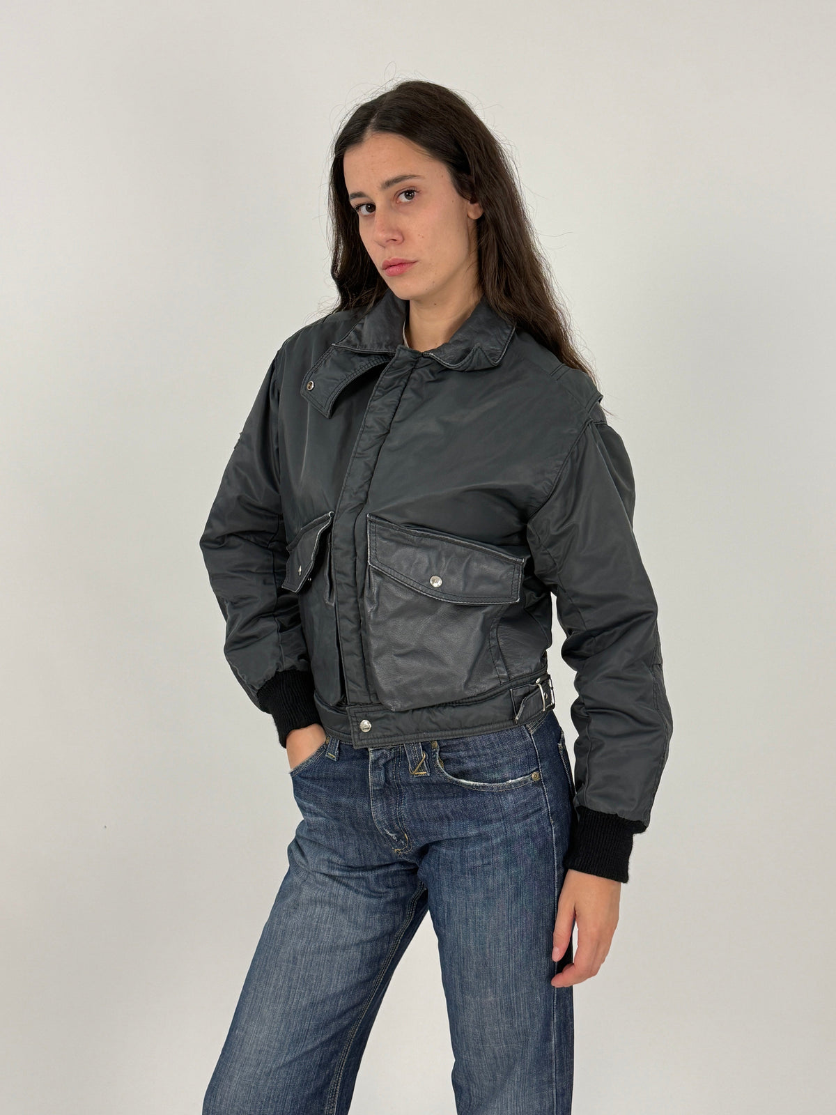 Speed Mode giubbotto da moto pelle antracite grigio scuro anni 80 - figura tre quarti laterale indossato, patch ricamata Speed Mode manica sinistra, costine nere polsini, taglia S donna
