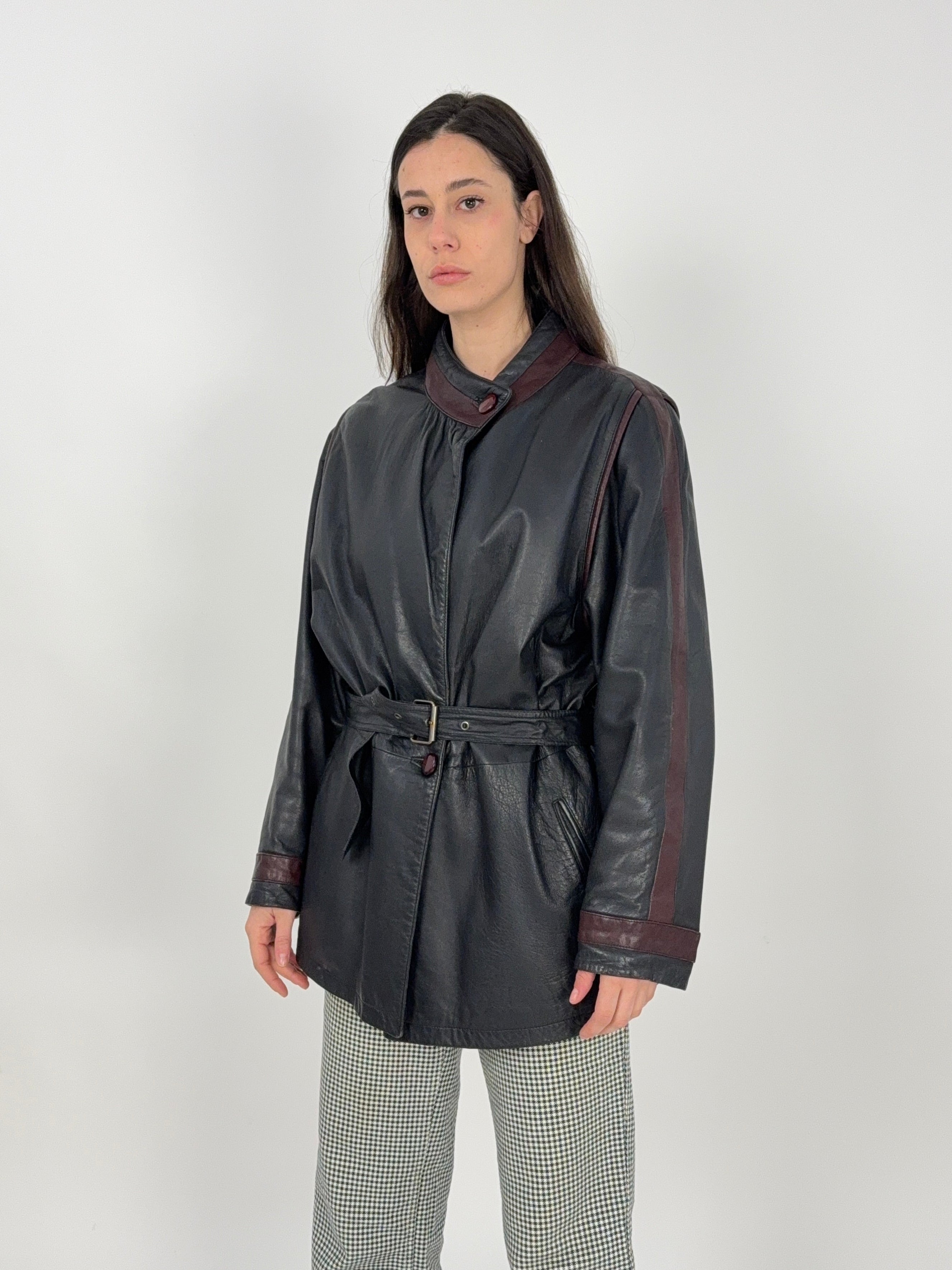 Giacca vintage in pelle nera con rifiniture prugna
