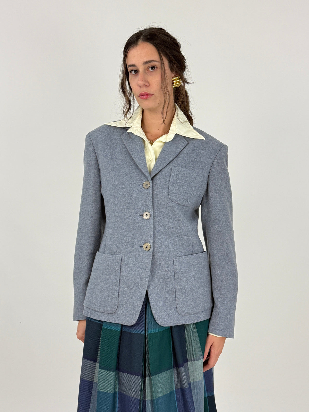 Max Mara blazer misto lana carta da zucchero azzurro polvere vintage anni 90 - figura intera frontale indossata chiusa, revers lancia, tasca petto toppa, bottoni grigio-tortora, taglia 42